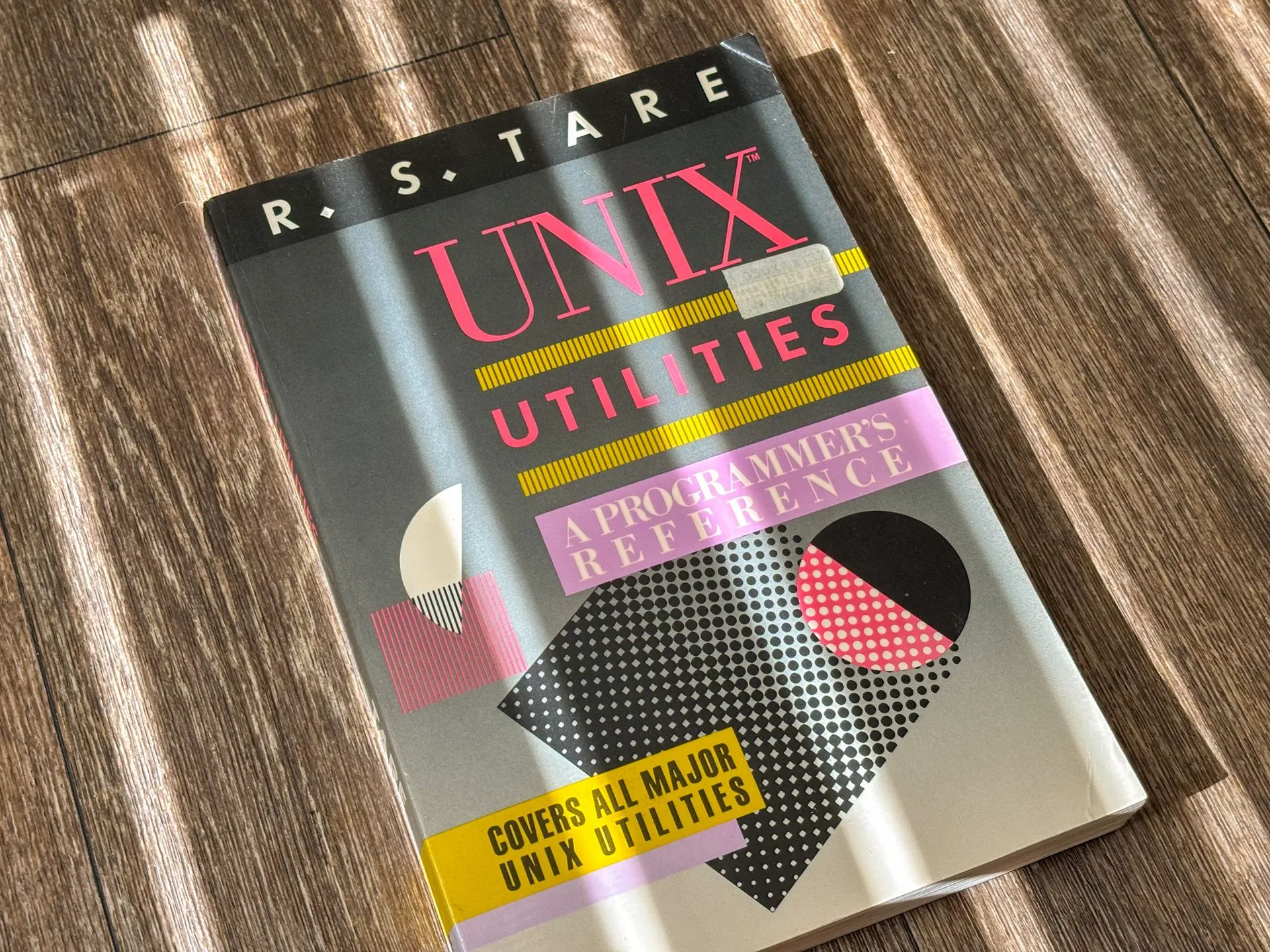 Bìa cuốn sách về các tiện ích Unix từ những năm 1980, minh chứng cho giá trị bền vững của tài liệu hệ điều hành Unix và Linux qua thời gian.