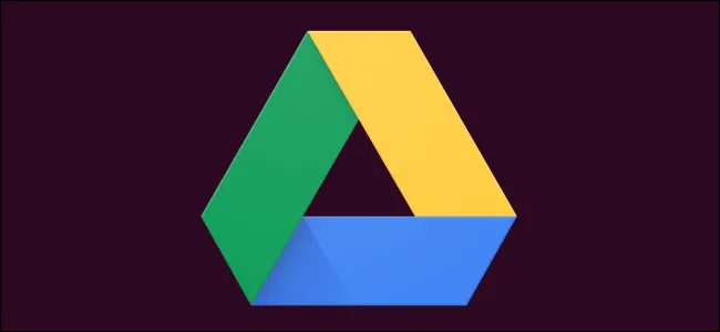 Biểu tượng Google Drive trên nền giao diện dòng lệnh Linux, minh họa việc sử dụng rclone để backup lên đám mây.