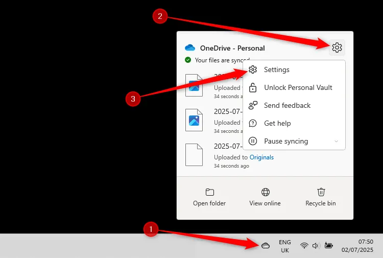 Biểu tượng OneDrive trên khay hệ thống, bánh răng Cài đặt và tùy chọn Cài đặt được chọn