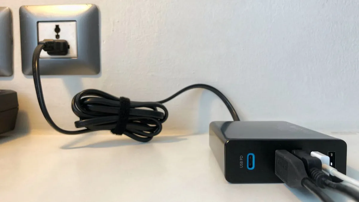 Biểu tượng USB-C trên các thiết bị công nghệ, thể hiện khả năng truyền tải điện năng (USB Power Delivery).