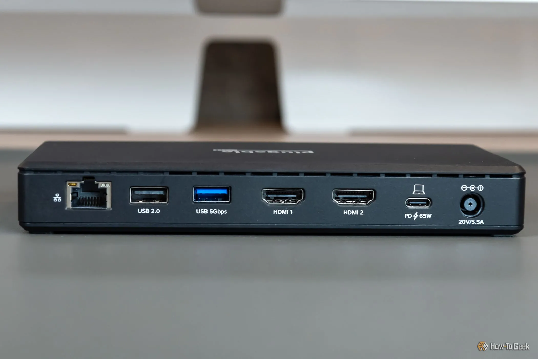 Các cổng kết nối ở mặt sau của Plugable USB-C Dual HDMI Docking Station