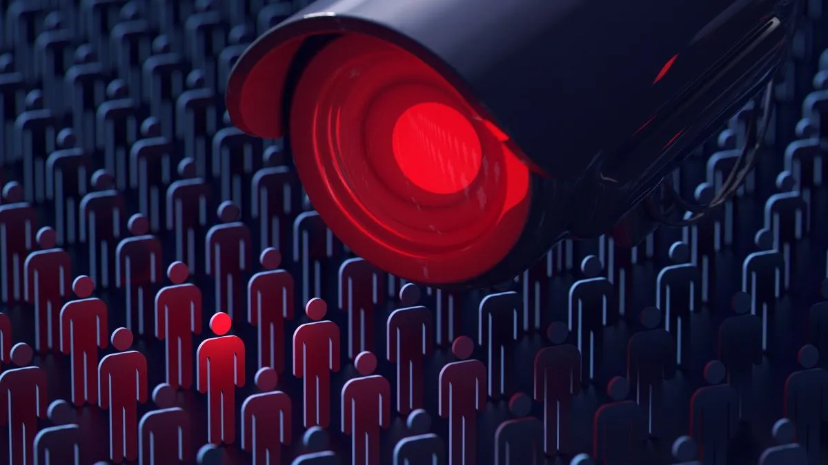 Camera giám sát nhận diện một người trong đám đông