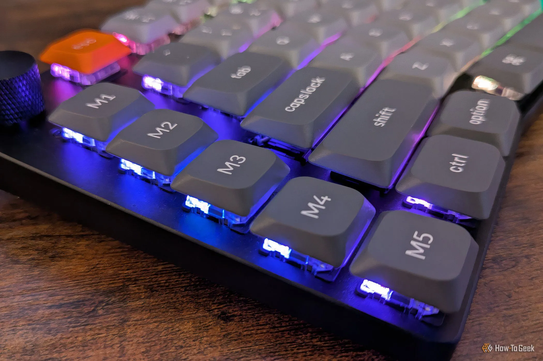 Cận cảnh các nút macro trên bàn phím cơ Keychron K15 Max, thể hiện tiềm năng gán lại chức năng cho các phím Home, End, PgUp, PgDn để tối ưu hóa quy trình làm việc.