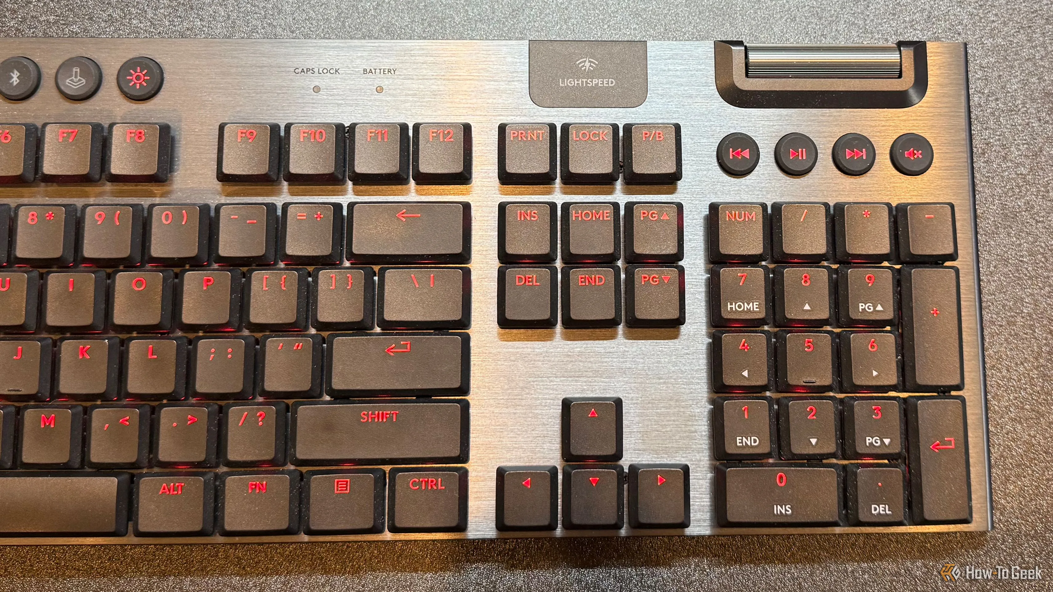 Cạnh phải bàn phím Logitech G915 X Lightspeed hiển thị các phím media và con lăn âm lượng