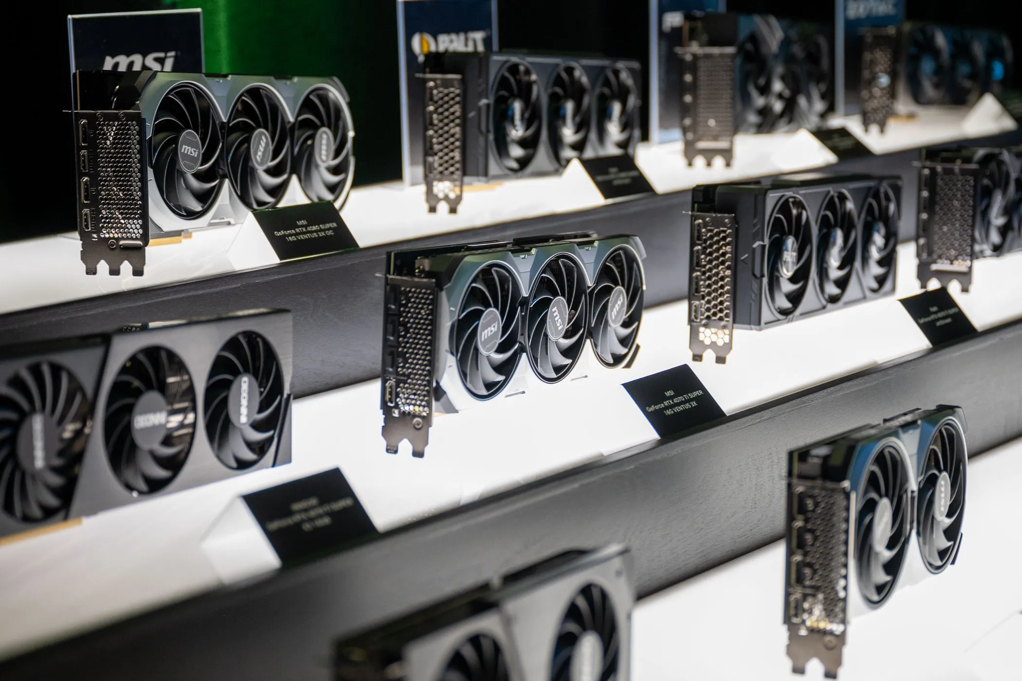Card đồ họa MSI GeForce RTX 4070 Ti SUPER bên cạnh các GPU khác, gợi ý về việc sử dụng khe PCIe x16.