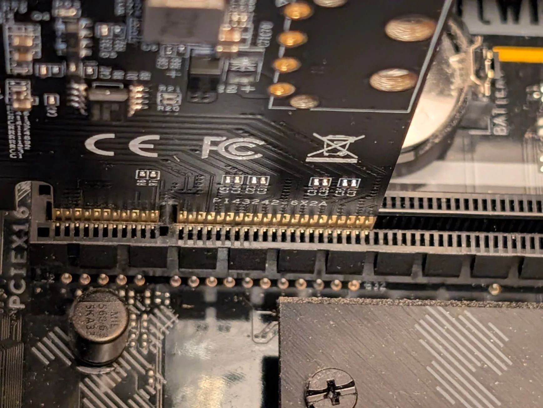Card mở rộng USB-C PCIe x4 được lắp vào khe PCIe x16 trên bo mạch chủ, minh họa khả năng tương thích.