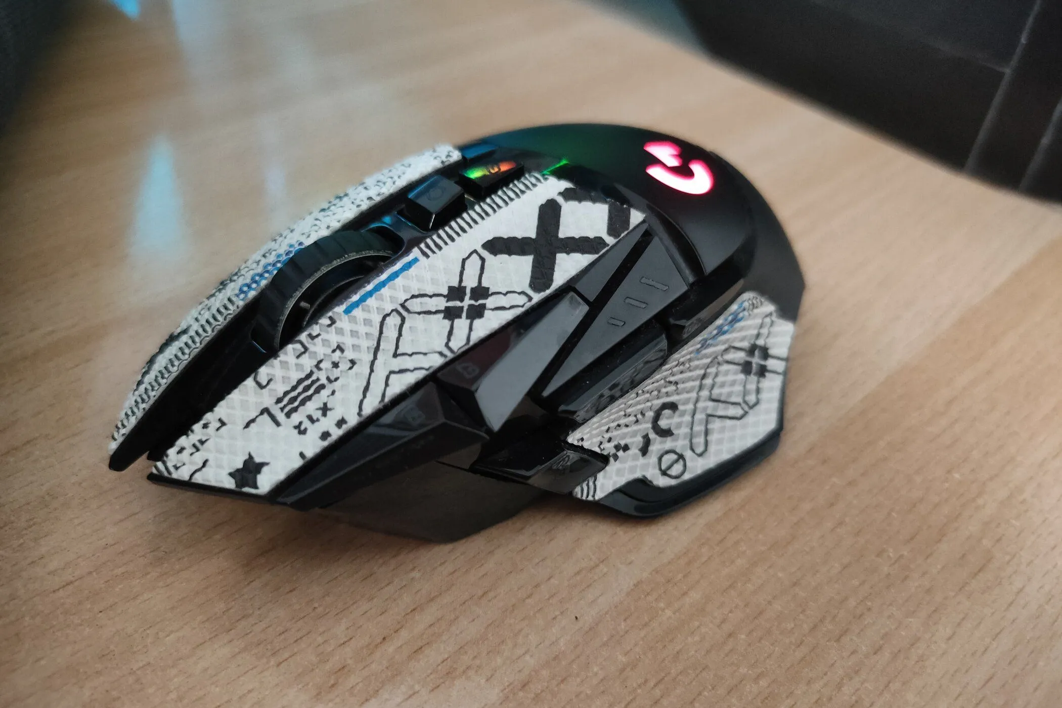 Chuột gaming không dây Logitech G502 Lightspeed trên bàn gỗ