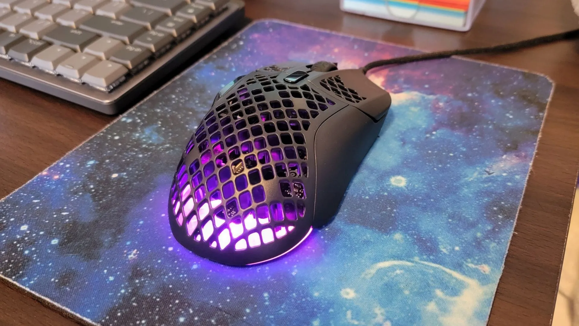 Chuột gaming SteelSeries Aerox 5 có dây trên bàn di chuột galaxy