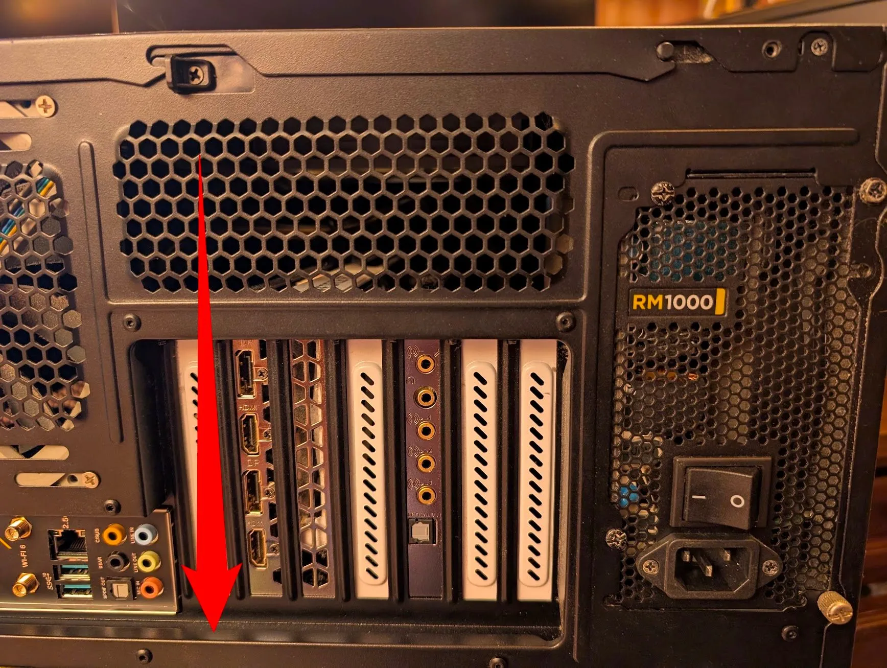 Đặt case máy tính nằm ngang với mặt bảng I/O hướng xuống dưới để dễ dàng thao tác.