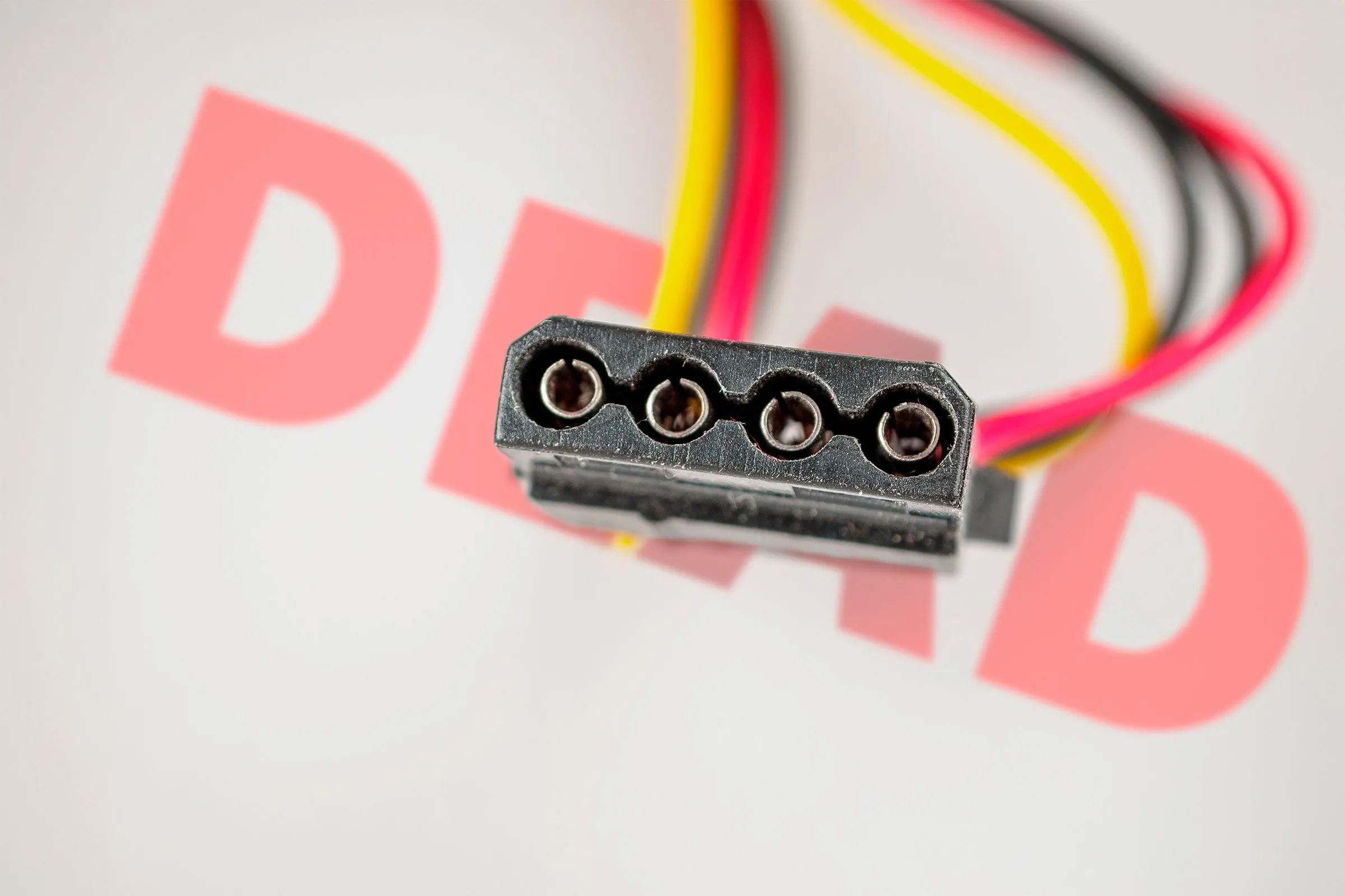 Đầu nối nguồn Molex 4 chân cũ kỹ, ít được sử dụng trong PC hiện đại