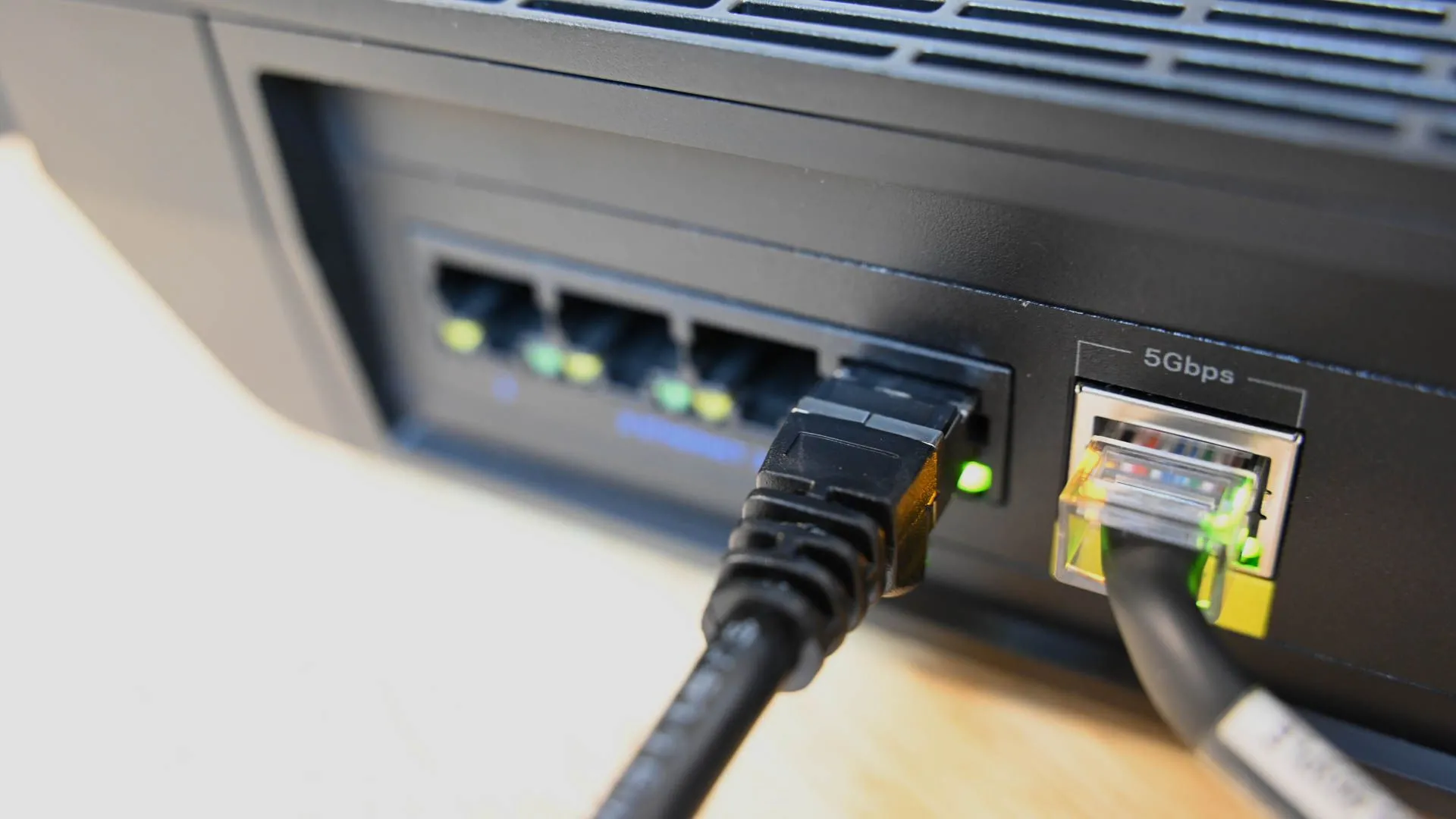 Dây cáp Ethernet được cắm vào cổng mạng, tượng trưng cho kết nối internet và định tuyến
