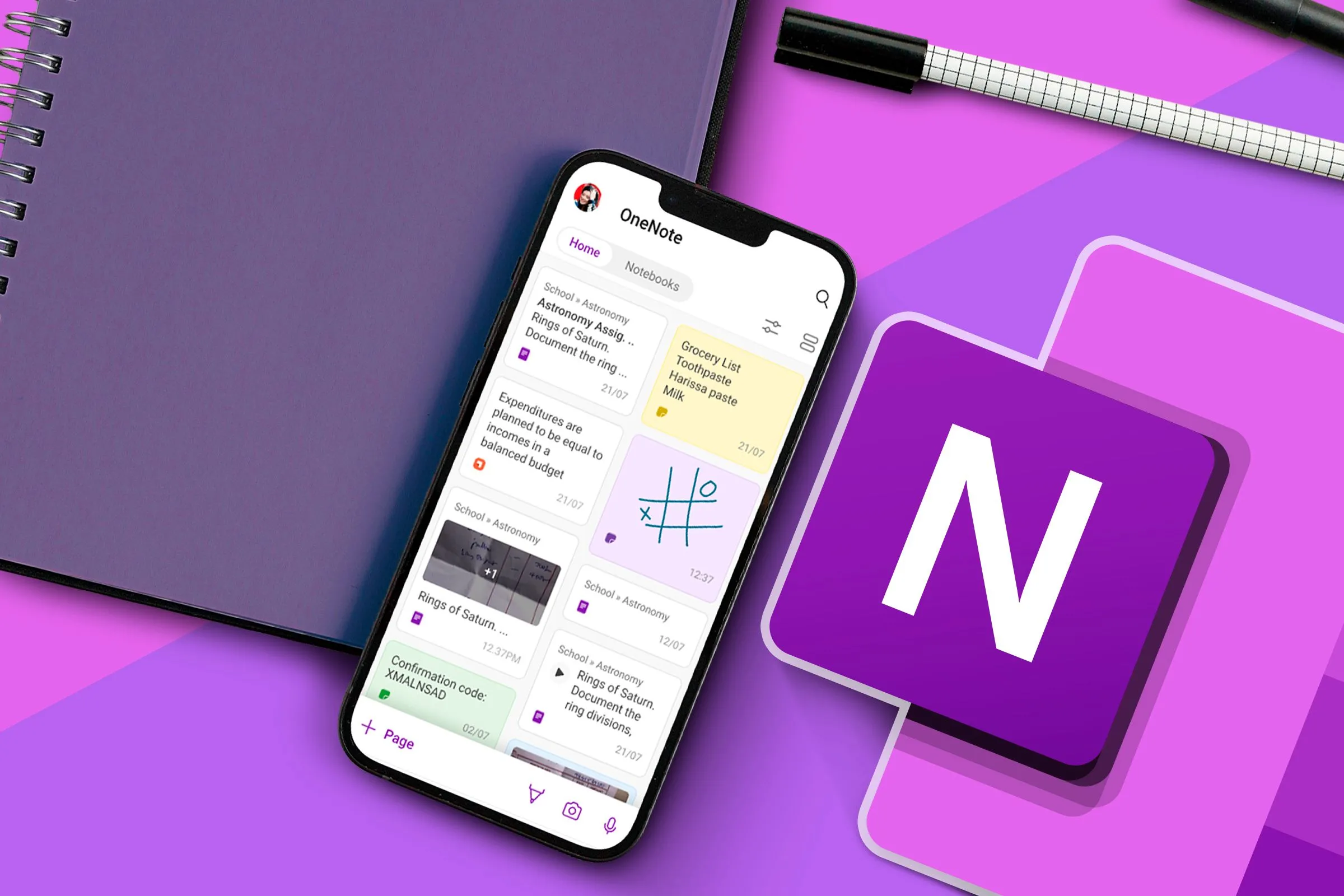 Điện thoại hiển thị ứng dụng OneNote trên nền sổ tay, cùng logo OneNote. Minh họa cho việc sử dụng OneNote trên nhiều thiết bị.