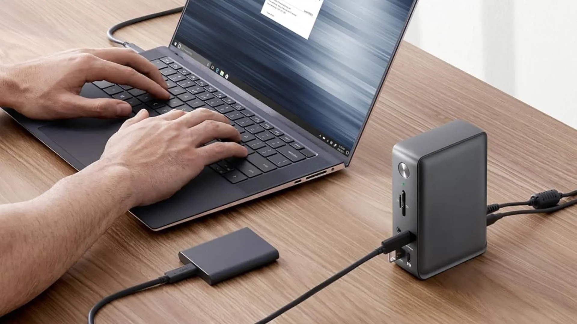 Docking Station Anker 13-in-1 USB-C đang cắm vào máy tính