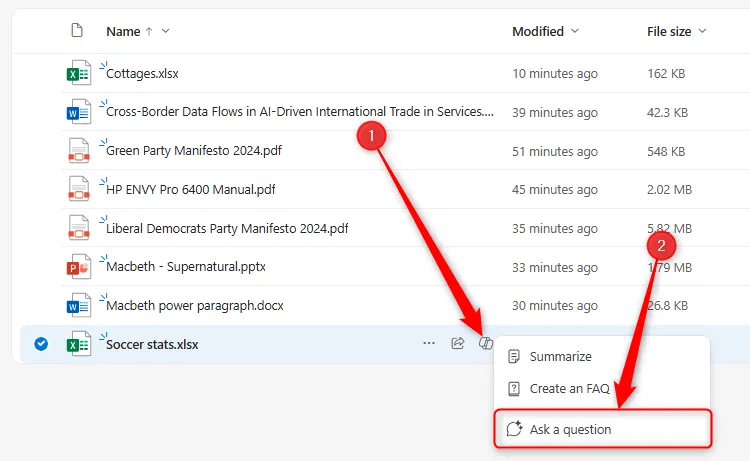 Giao diện OneDrive online hiển thị tệp Excel, biểu tượng Copilot được chọn và nút &quot;Ask A Question&quot; đang nổi bật, chuẩn bị đưa ra gợi ý cải thiện tài liệu.