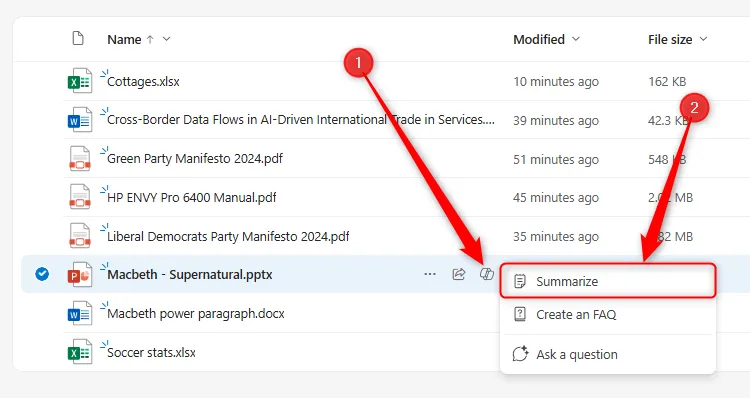 Giao diện OneDrive online hiển thị tệp PPT, biểu tượng Copilot được chọn và nút &quot;Summarize&quot; (Tóm tắt) đang nổi bật, hướng dẫn tóm tắt tài liệu.