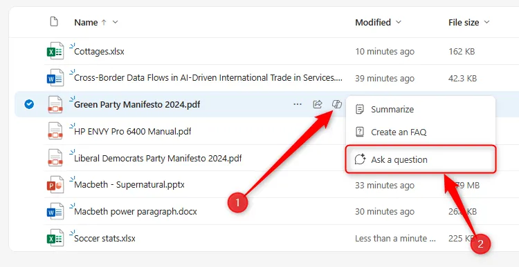 Giao diện OneDrive online hiển thị tệp tin, biểu tượng Copilot được chọn và nút &quot;Ask A Question&quot; (Hỏi một câu hỏi) đang nổi bật, minh họa cách hỏi đáp với AI.