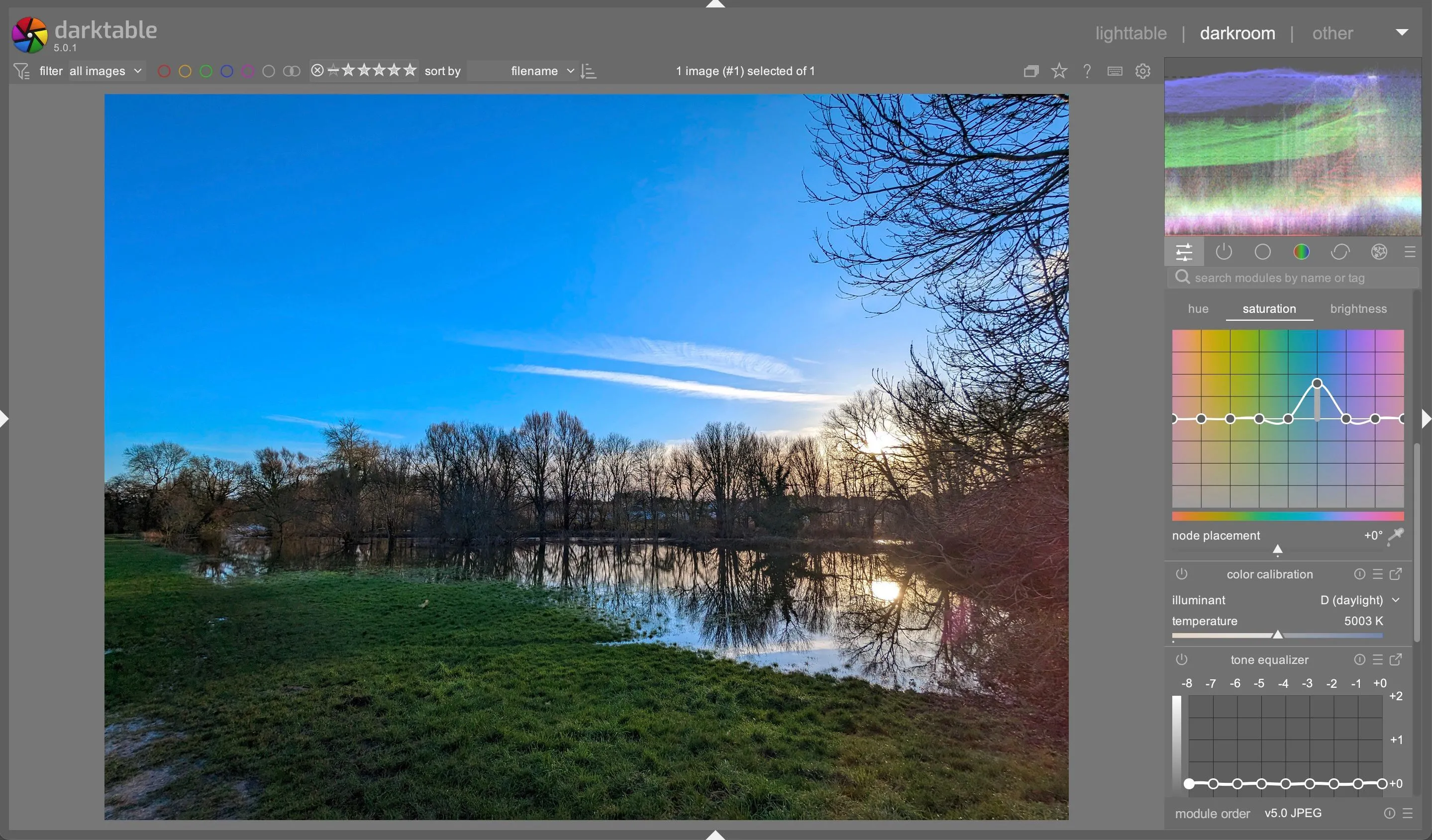 Giao diện phần mềm chỉnh sửa ảnh RAW Darktable, hiển thị các công cụ màu sắc và biểu đồ đo sáng.