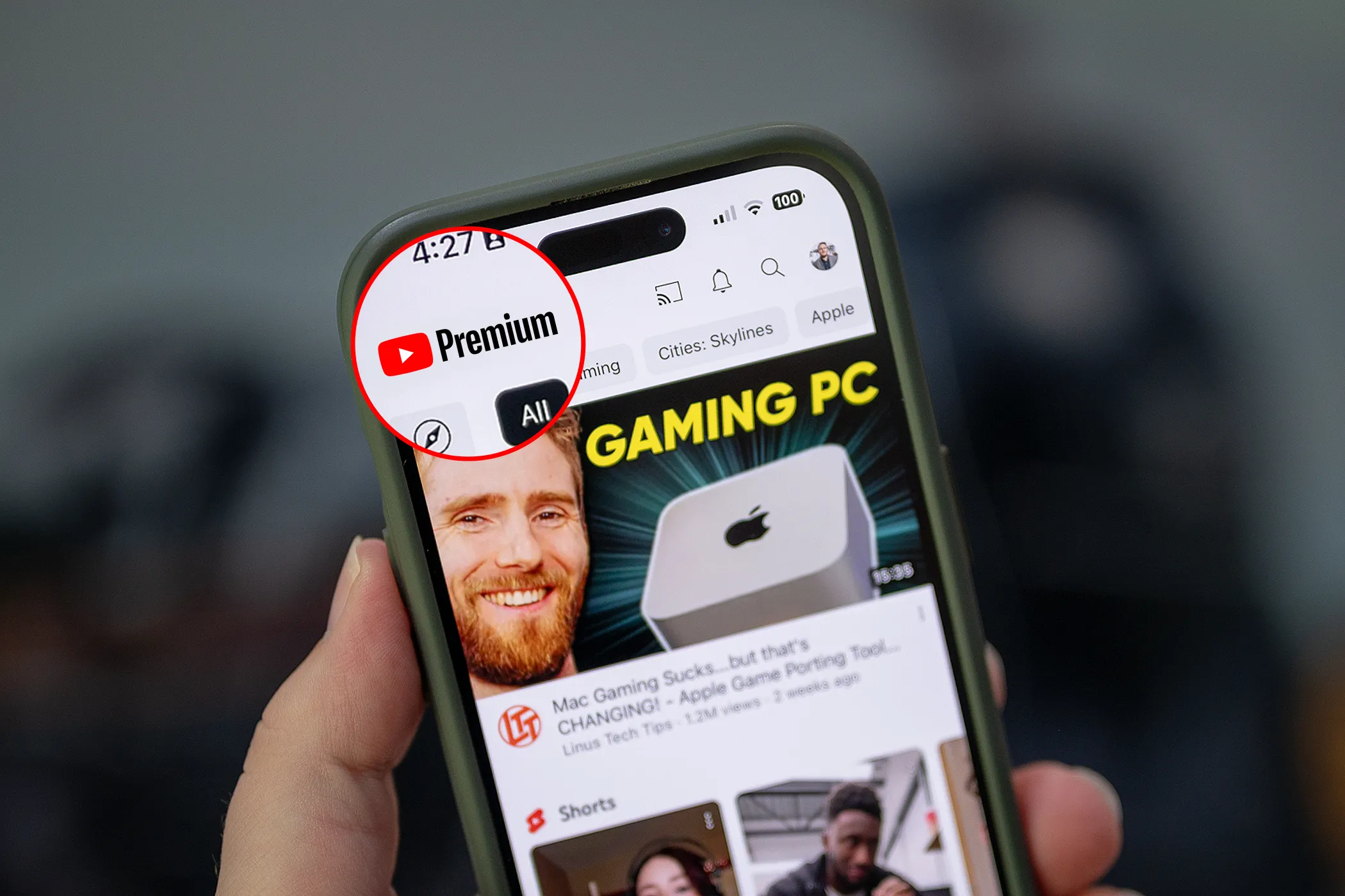 Giao diện YouTube Premium trên điện thoại thông minh, hiển thị tính năng tải video để xem ngoại tuyến, cũng khả dụng trên Chromebook.