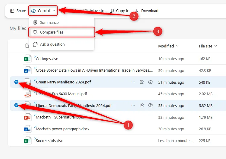Hai tệp PDF được chọn trong OneDrive online, nút &quot;Compare Files&quot; (So sánh tệp) trong menu Copilot đang nổi bật, minh họa quy trình so sánh tài liệu.