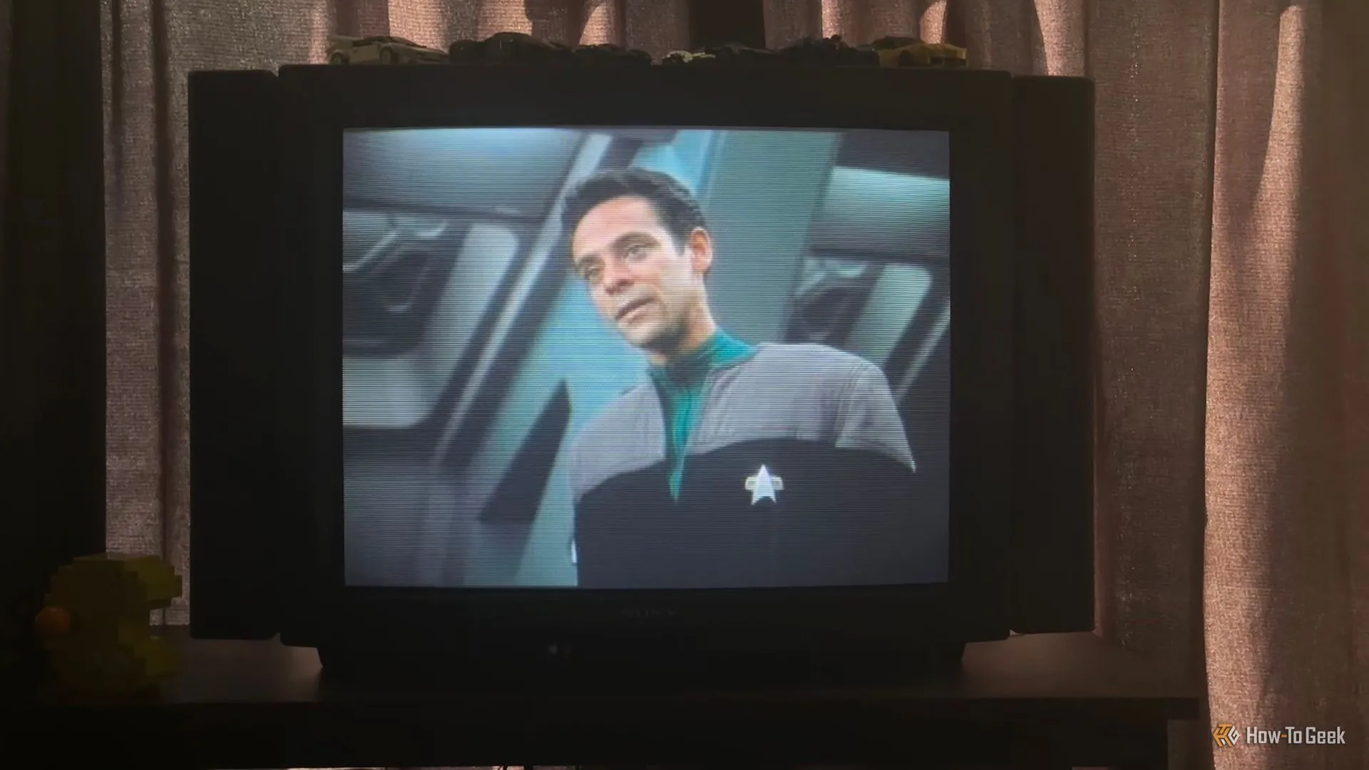 Hình ảnh bộ phim Star Trek Deep Space 9 được chiếu trên một chiếc TV CRT cũ, minh họa việc sử dụng màn hình analog.