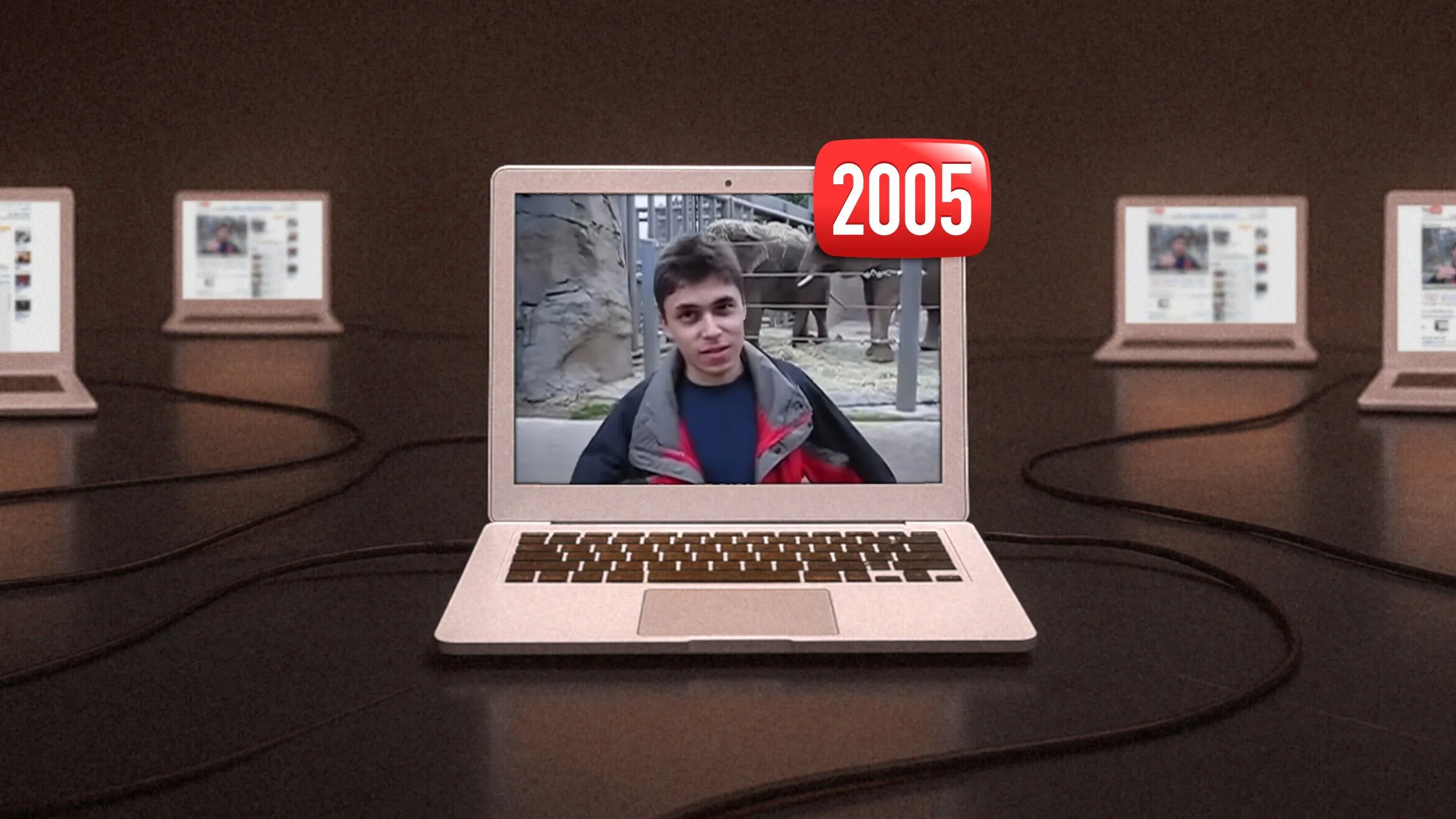 Hình ảnh video YouTube đầu tiên 'Me at the zoo' hiển thị trên màn hình laptop, đánh dấu cột mốc 20 năm của nền tảng.