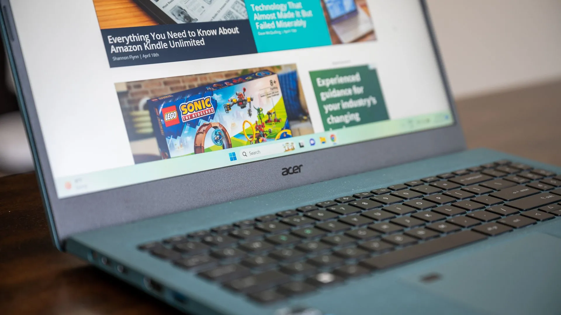 Laptop Acer chạy Windows đặt trên bàn làm việc