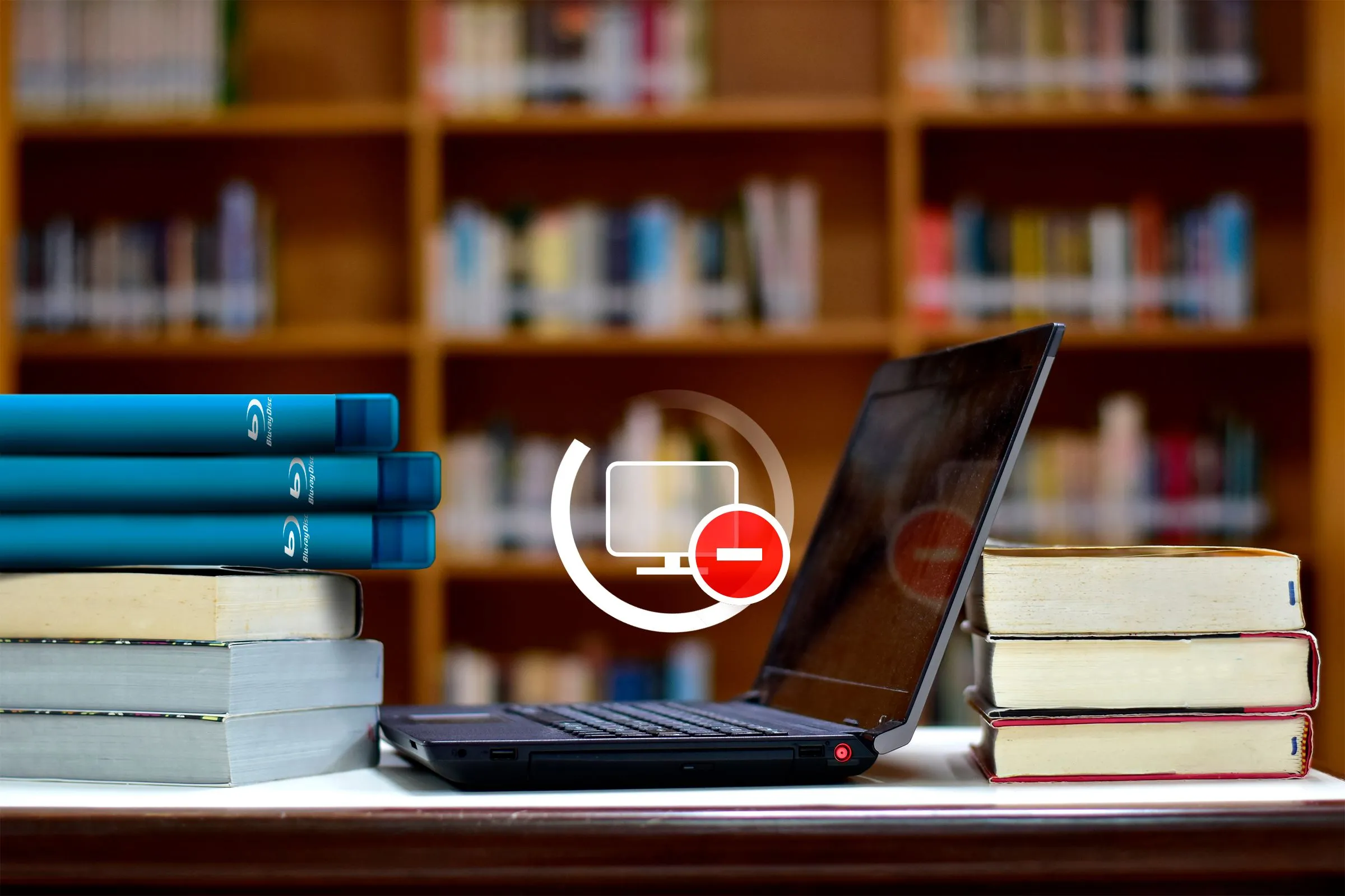 laptop trên bàn cạnh sách và biểu tượng không có internet