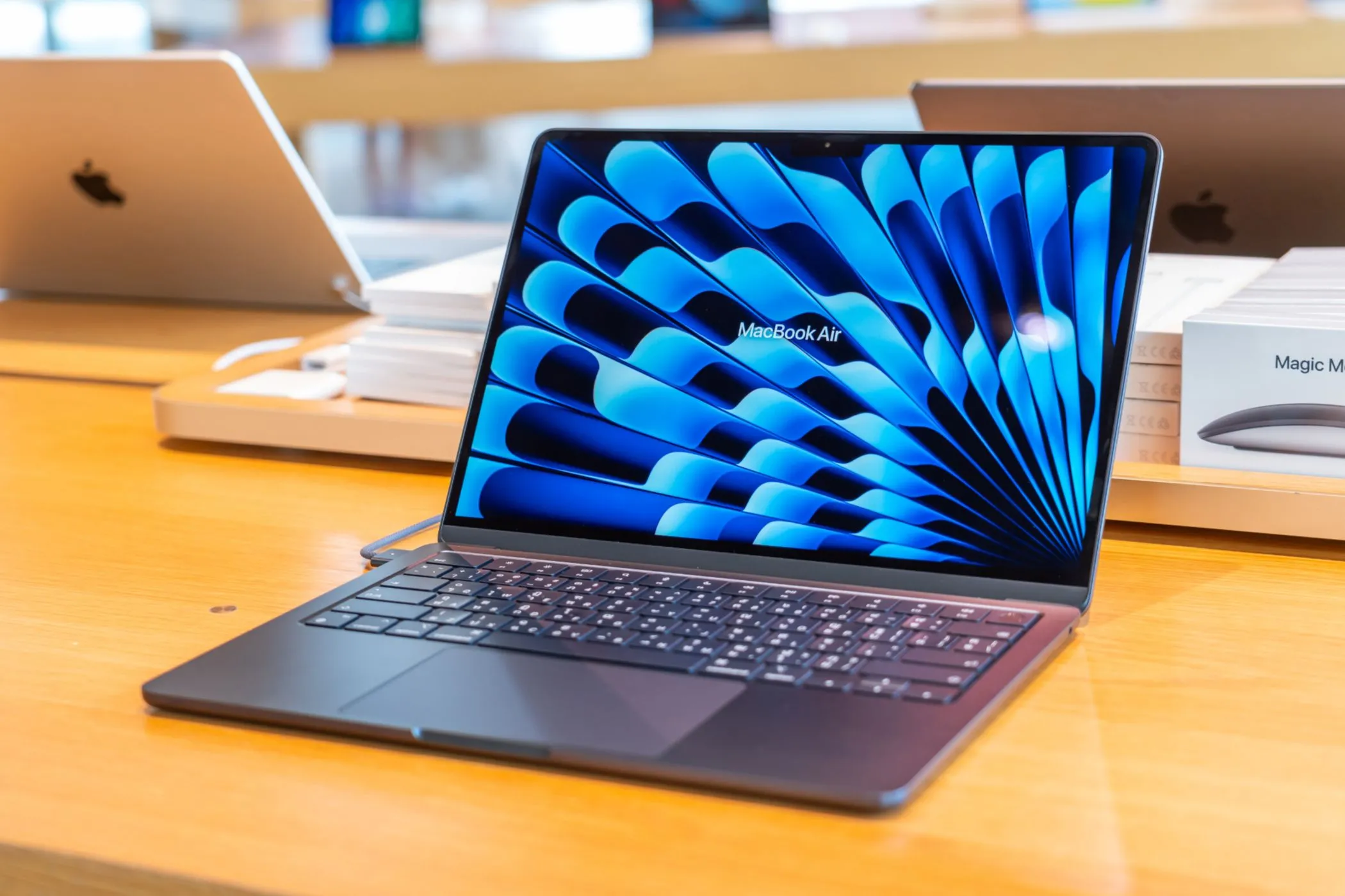 MacBook Air màu tối trưng bày tại cửa hàng Apple, thể hiện dòng sản phẩm Mac mới được nâng cấp RAM.