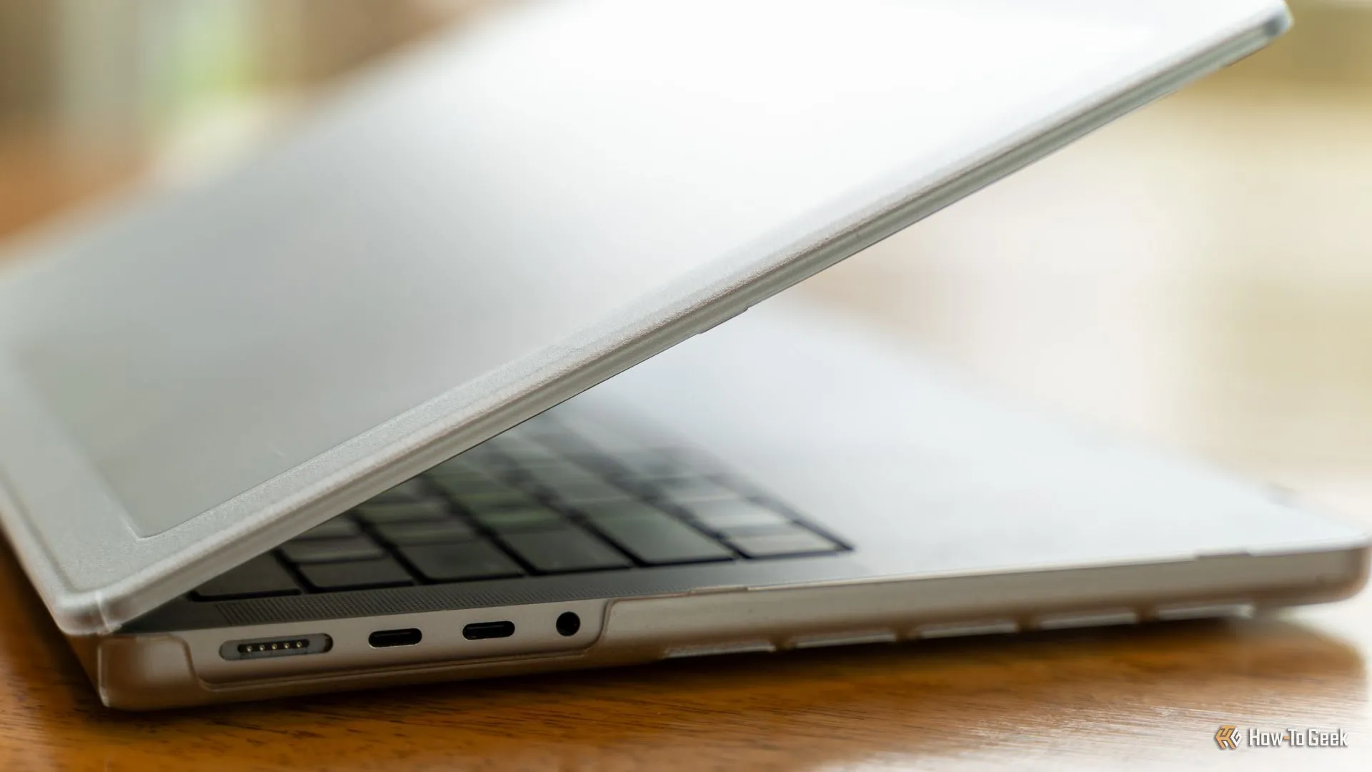 MacBook Pro 14 inch M1 Max trang bị ốp Incase Edge Hardshell, hiển thị các cổng USB-C và MagSafe được cắt chính xác.