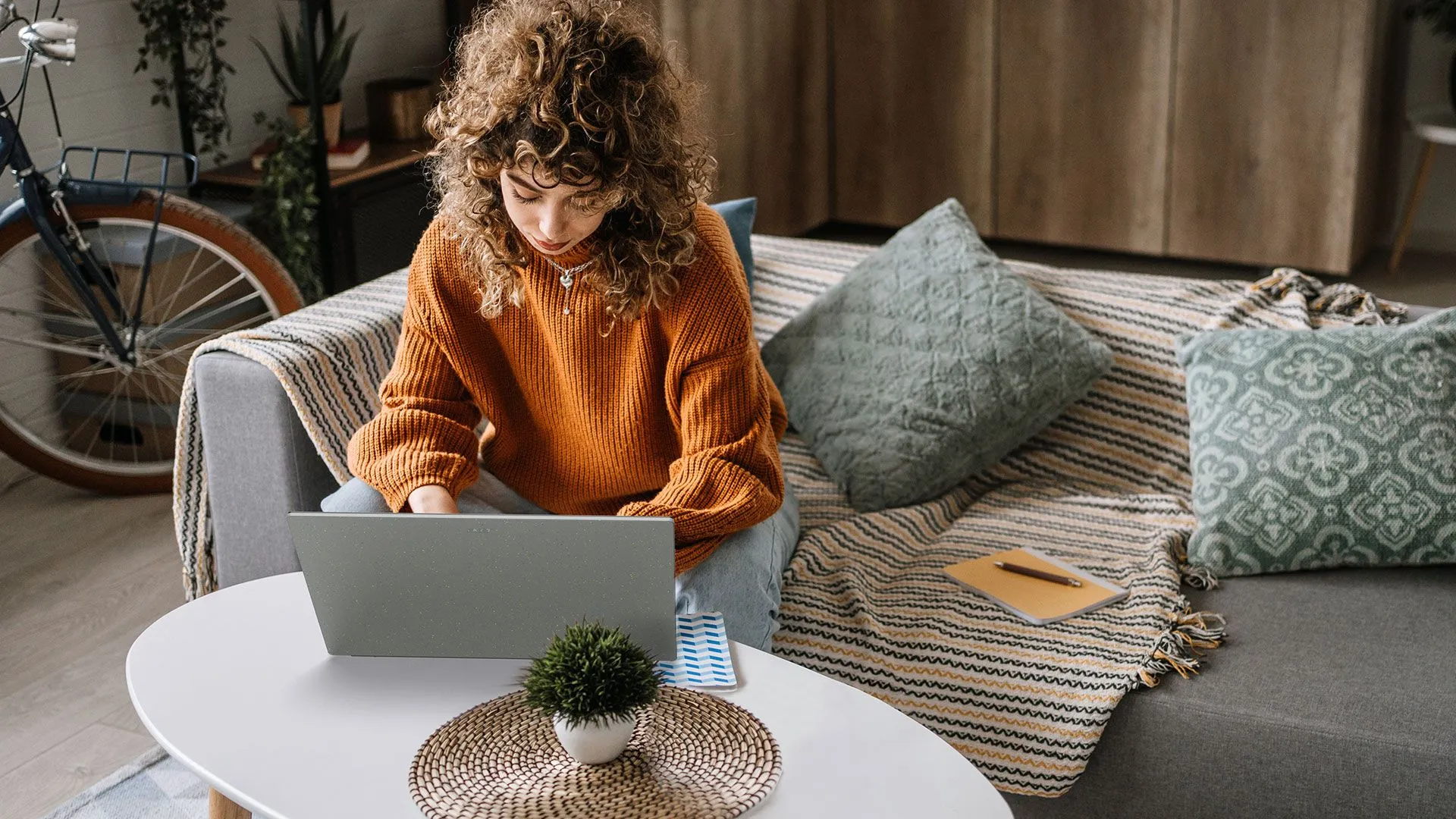 Màn hình 16 inch WQXGA của Acer Aspire Vero 16 hiển thị giao diện làm việc, thể hiện khả năng làm việc hiệu quả và màn hình sắc nét.