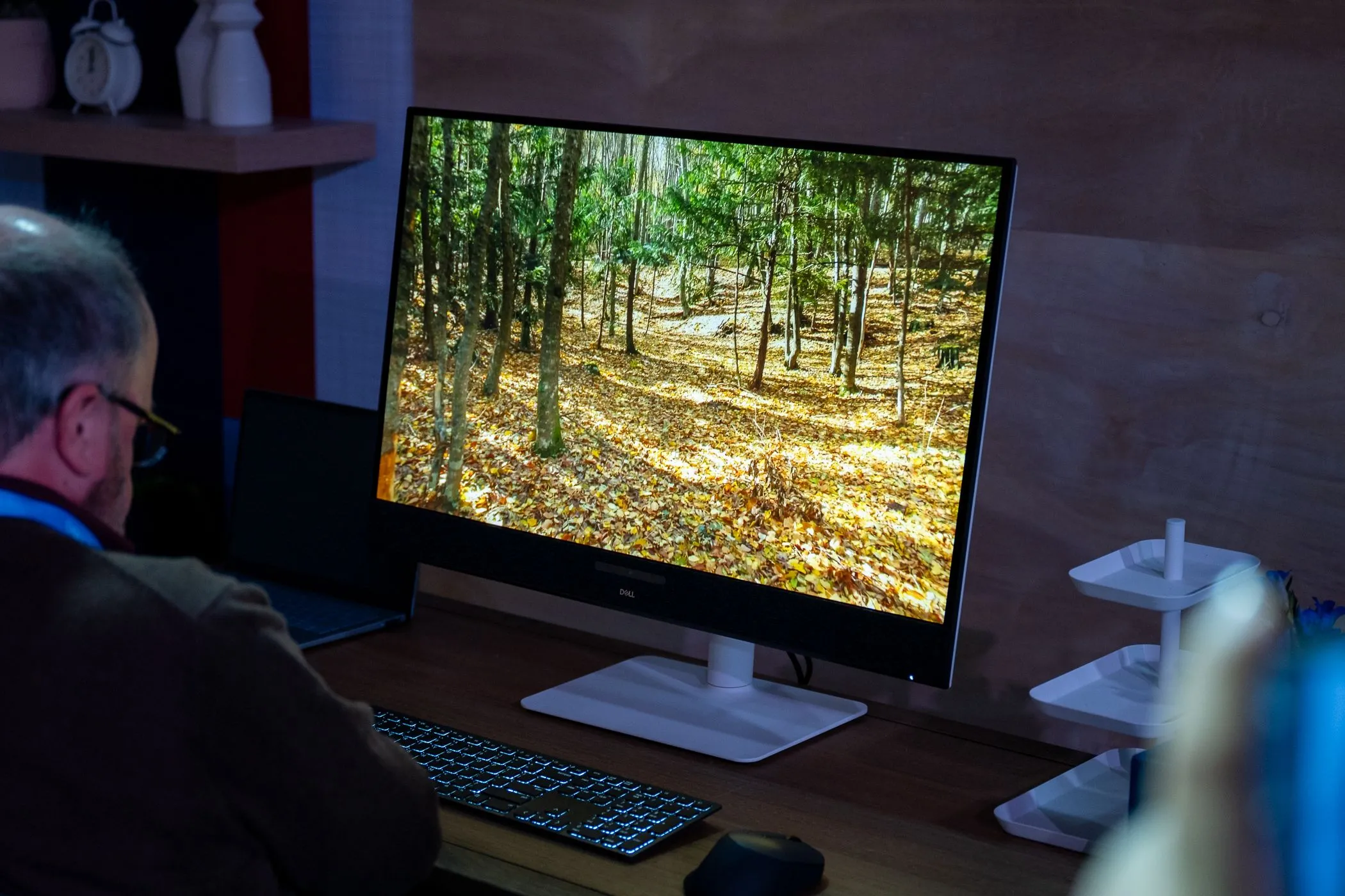 Màn hình Dell 32 Plus 4K QD-OLED hiển thị video với hình ảnh sắc nét, màu sắc sống động.
