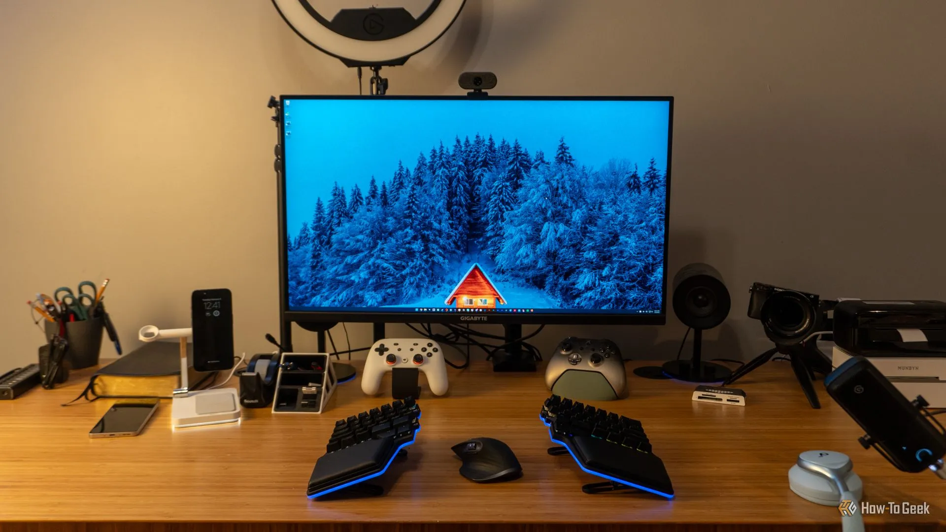 Màn hình GIGABYTE M32U 32 inch 4K trên bàn làm việc với các thiết bị ngoại vi xung quanh