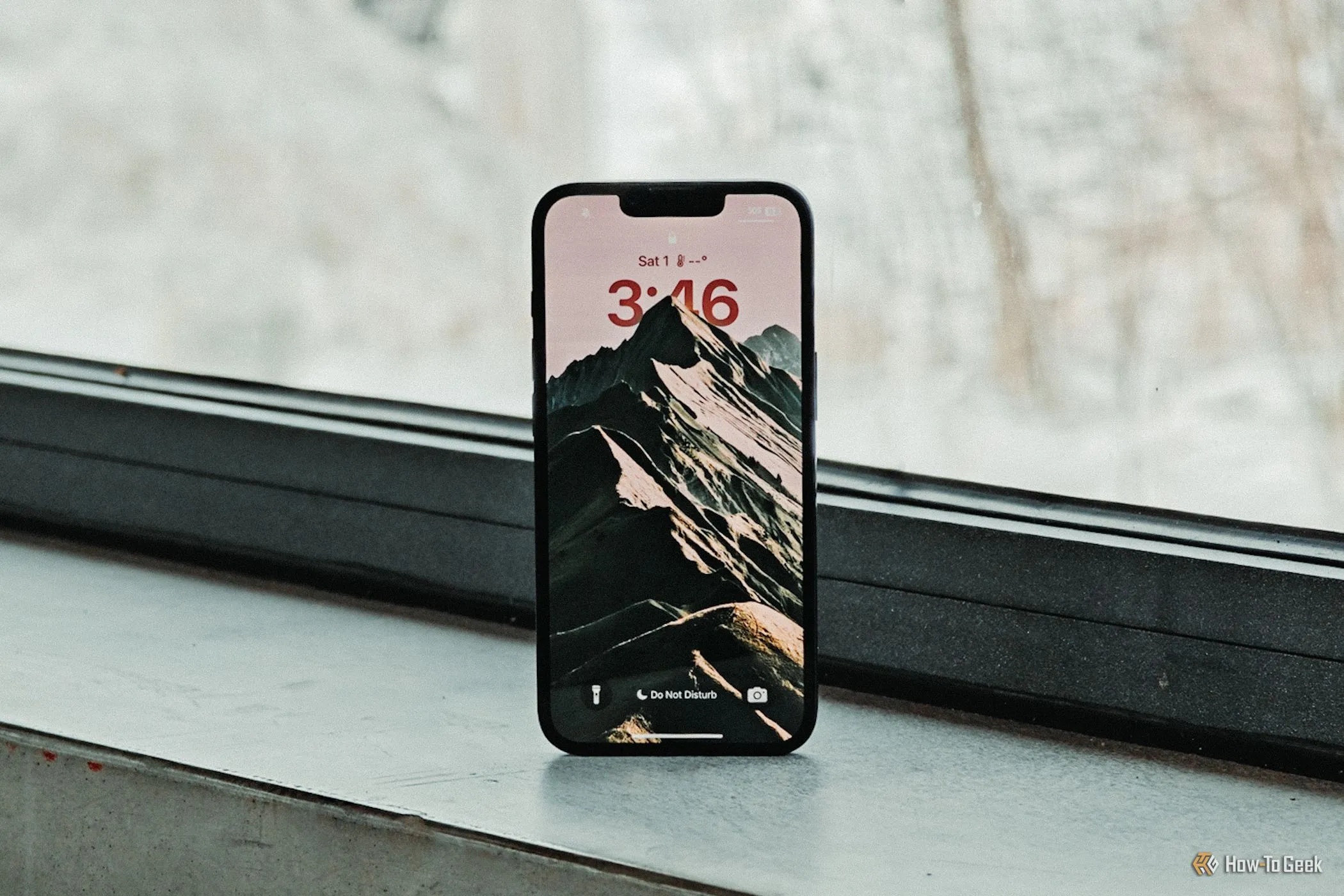 Màn hình khóa iPhone 16e hiển thị trước cửa sổ, liên quan đến vấn đề dung lượng lưu trữ và AI.