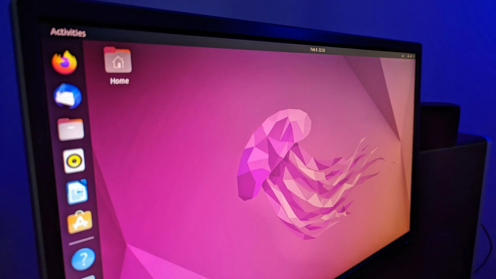 Màn hình máy tính hiển thị giao diện desktop Ubuntu 22.04, gợi nhớ sự thân thiện của Manjaro với người dùng Linux mới.