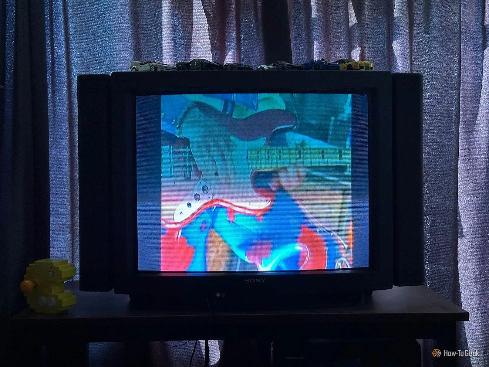 Màn hình TV CRT hiển thị video với viền đen lớn ở hai bên, minh họa vấn đề tỷ lệ khung hình khi kết nối máy tính Windows hoặc macOS.
