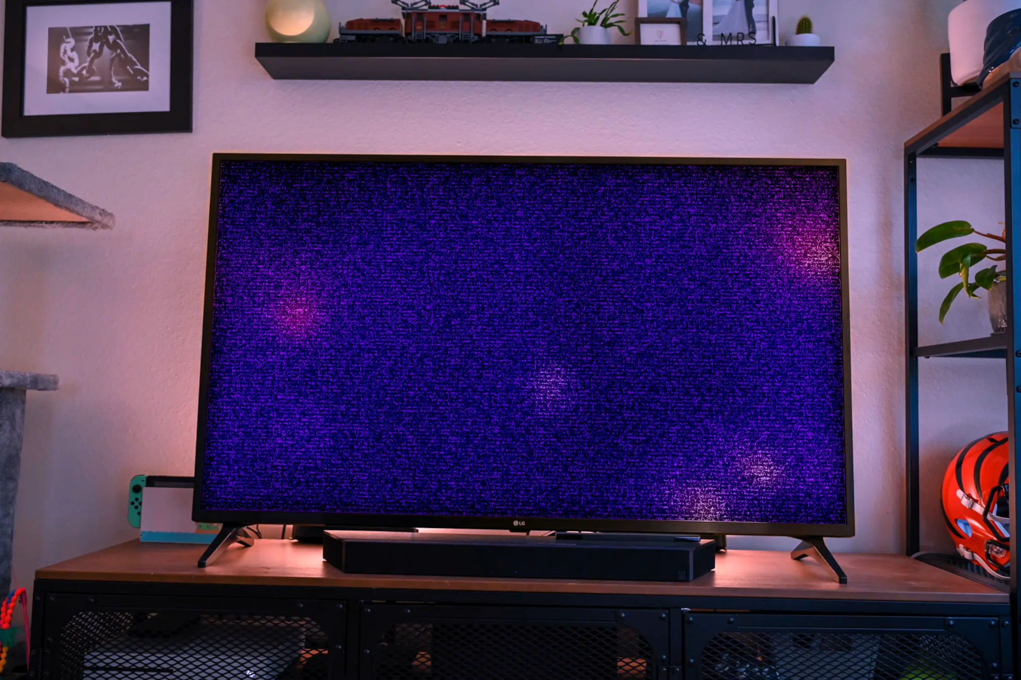 Màn hình TV đang hiển thị nhiễu sóng (static)