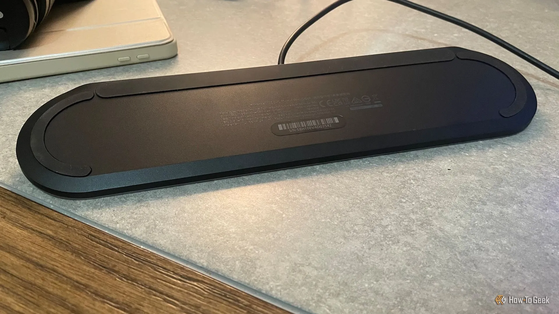 Mặt dưới của dock Belkin Connect 11-in-1 Pro Dock với lớp đệm silicone chống trượt, tăng cường độ bám