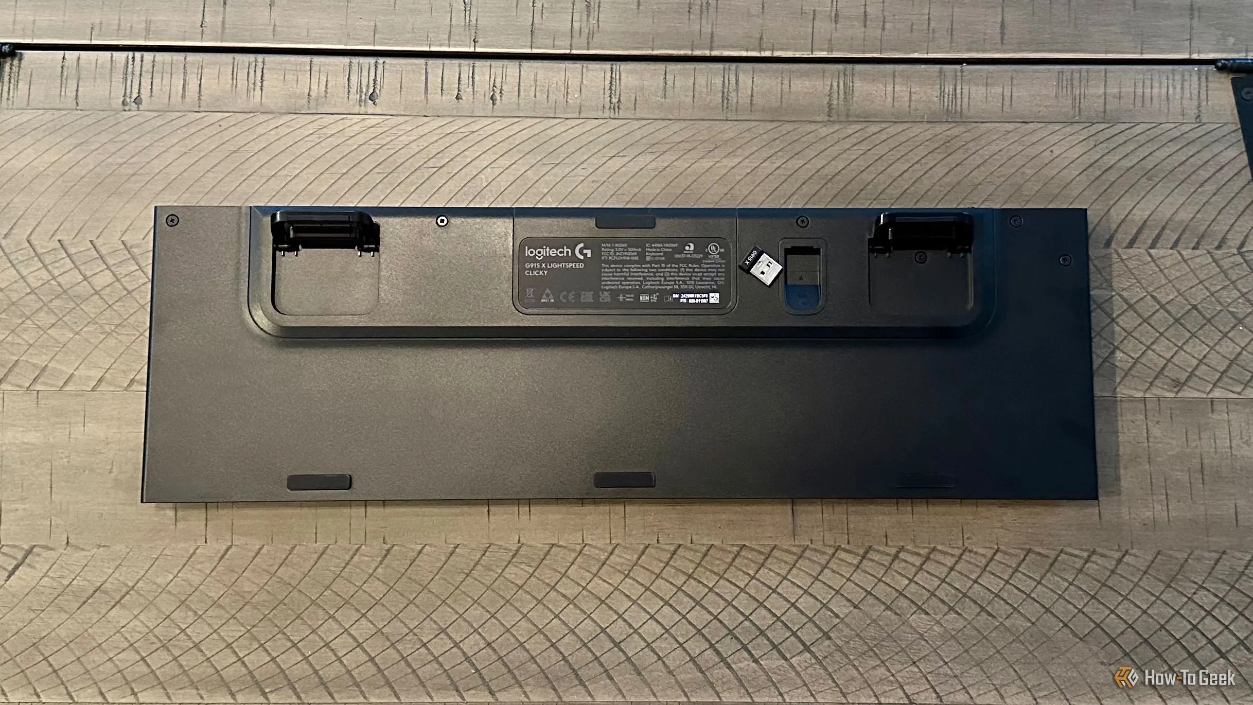 Mặt sau bàn phím Logitech G915 X Lightspeed với chân đế và khe cắm dongle USB