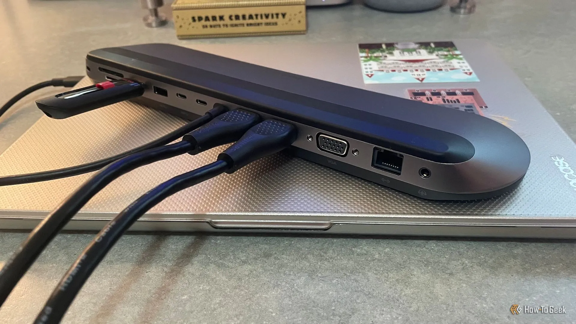 Mặt sau của dock Belkin Connect 11-in-1 USB-C Pro Dock với đầy đủ các cổng kết nối đang được sử dụng, thể hiện khả năng mở rộng