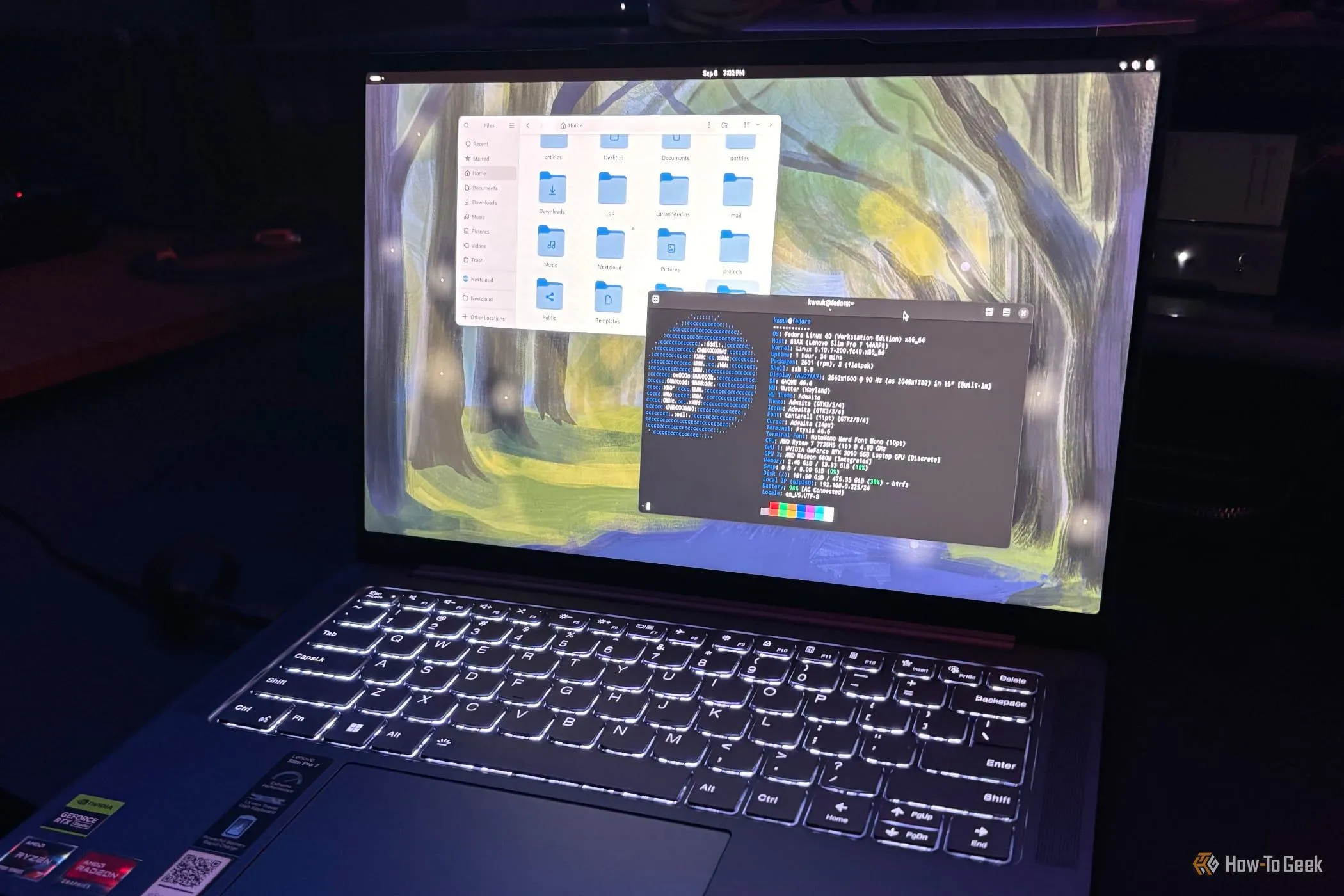 Máy tính xách tay chạy Fedora Workstation 40, hệ điều hành nền tảng của Ultramarine Linux