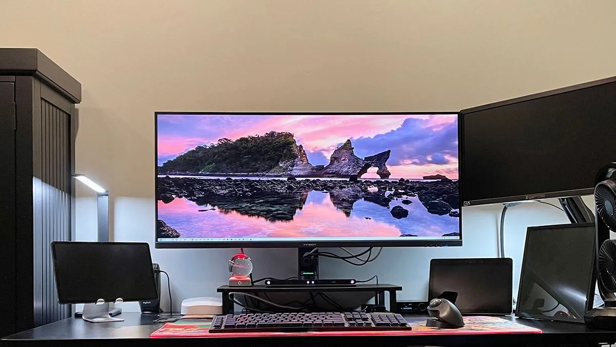 Một chiếc màn hình ultrawide 40 inch của INNOCN trên bàn làm việc cùng các thiết bị ngoại vi khác