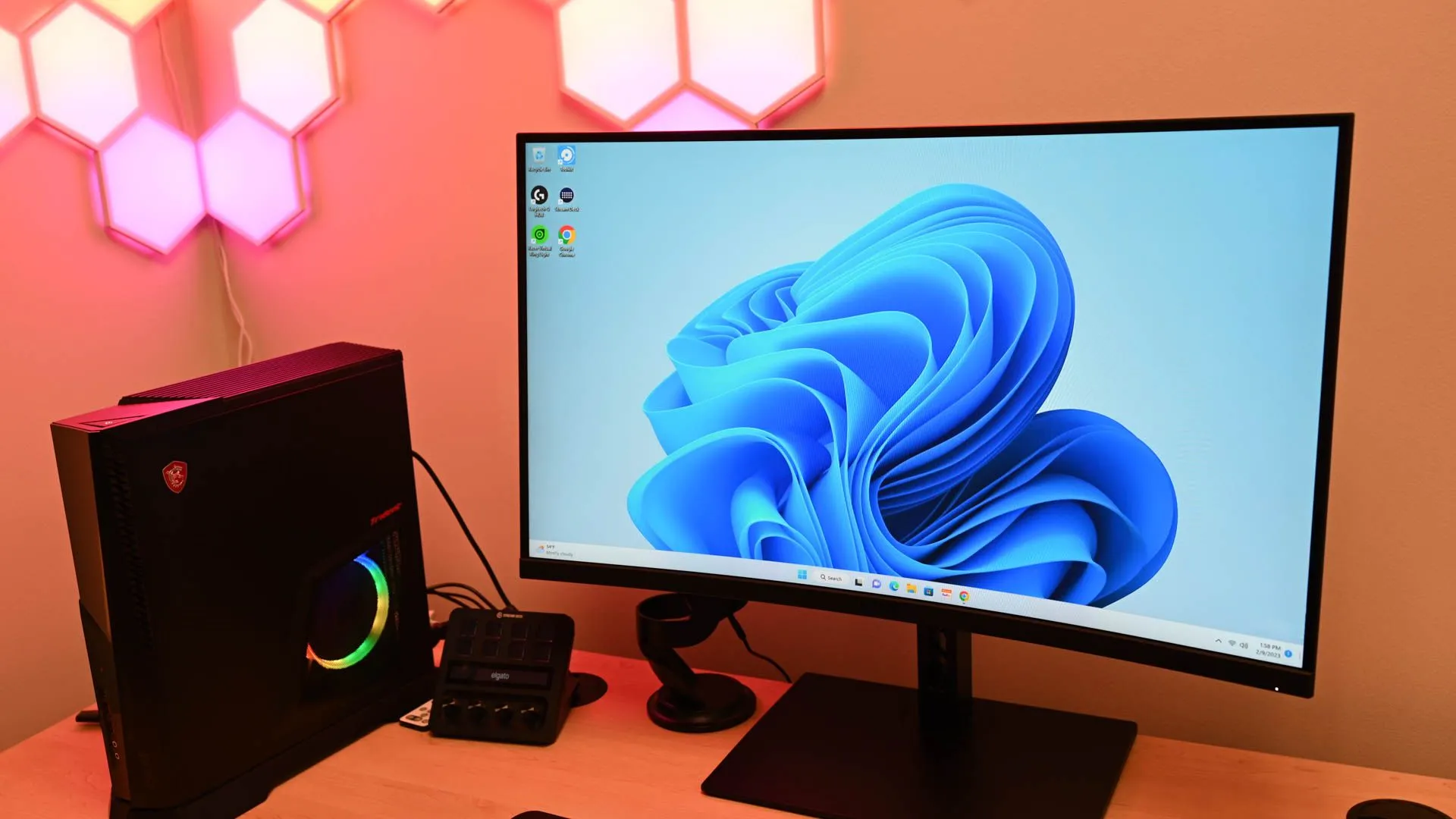 Một chiếc máy tính Windows 11 được tùy chỉnh giao diện đơn giản, không quá phức tạp, đặt trên bàn làm việc cùng loa