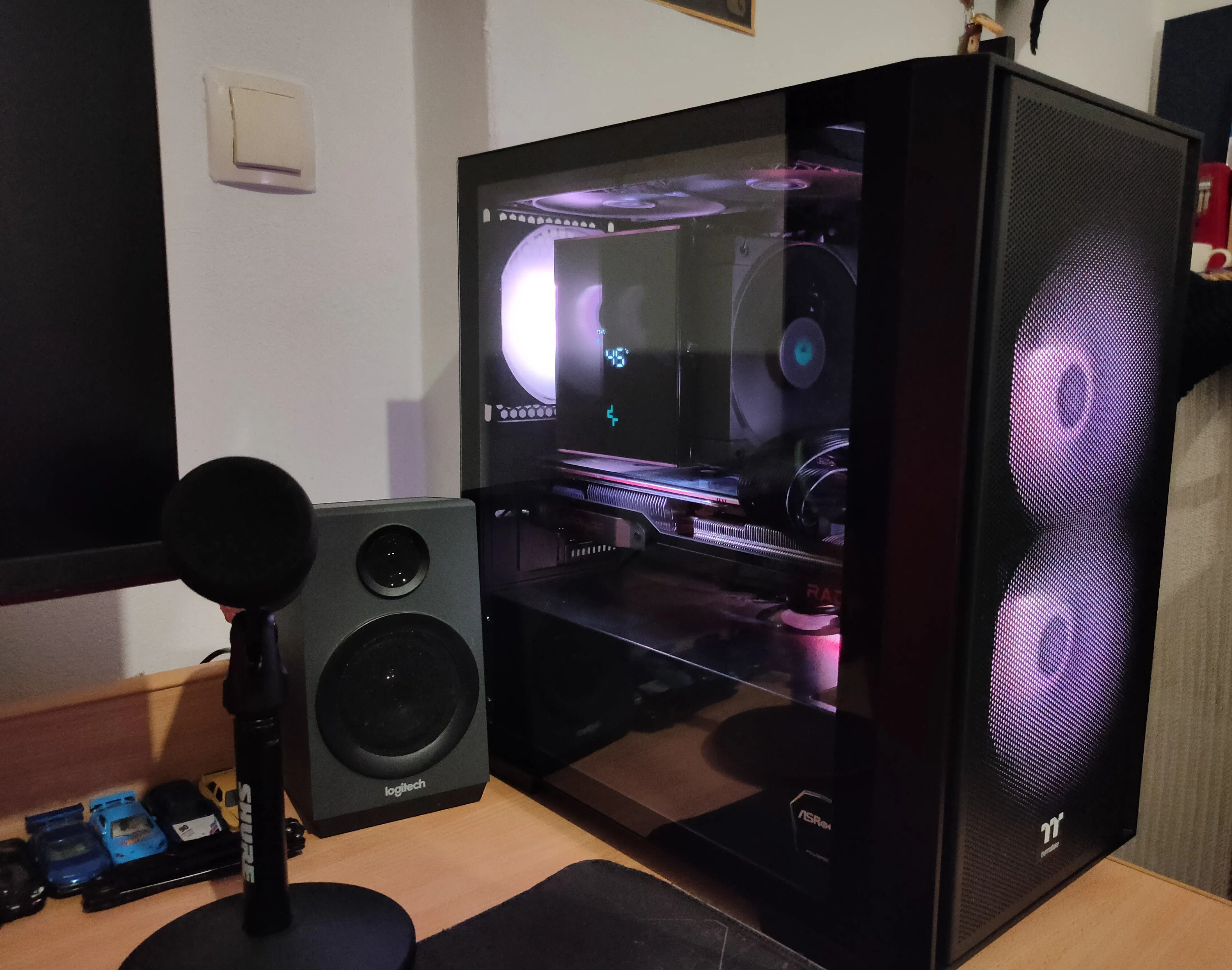 Một chiếc PC gaming đã hoàn thiện được đặt trên bàn, thể hiện sự gọn gàng tổng thể