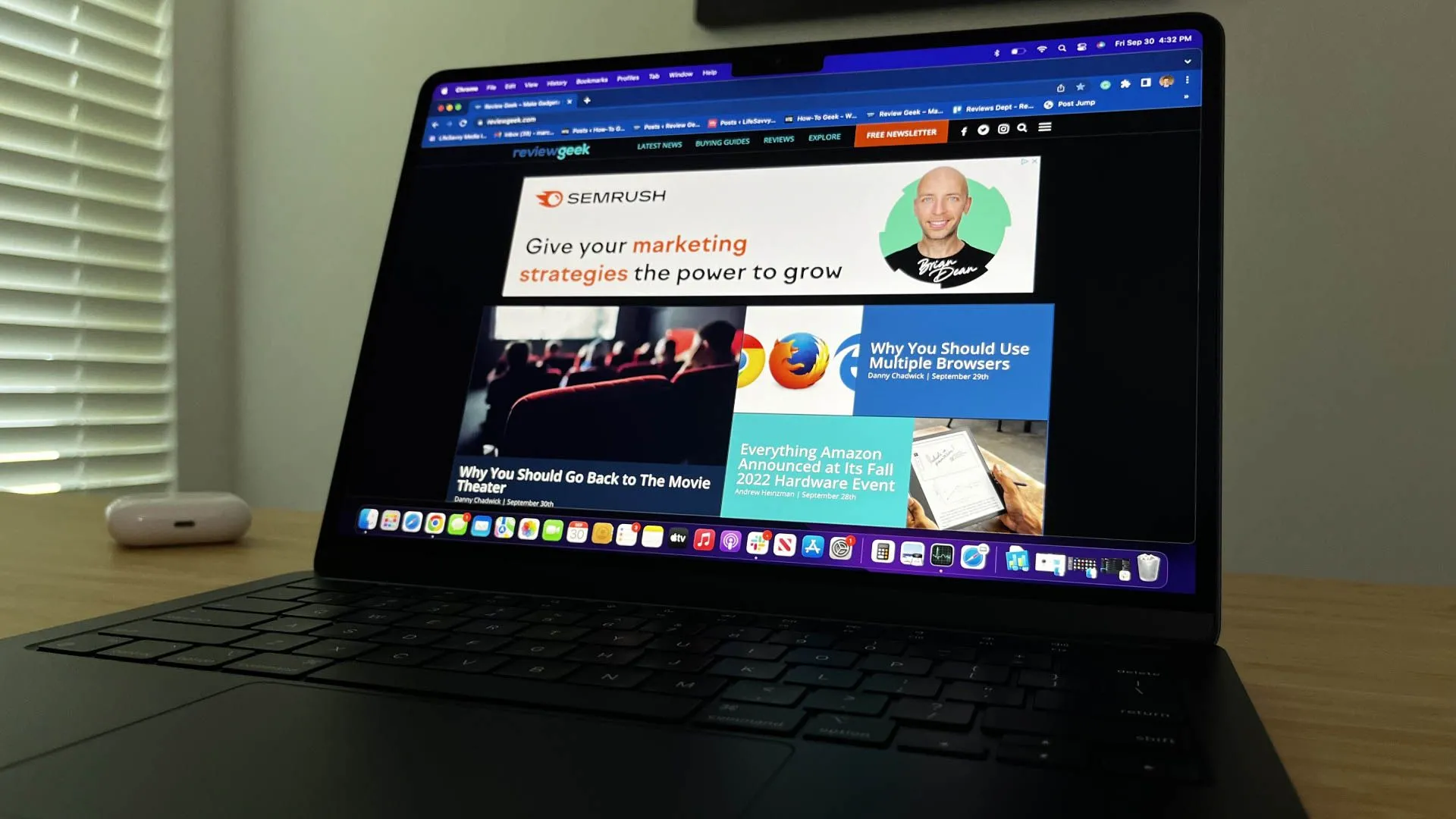 Một máy Mac với Dock và Thùng rác hiển thị