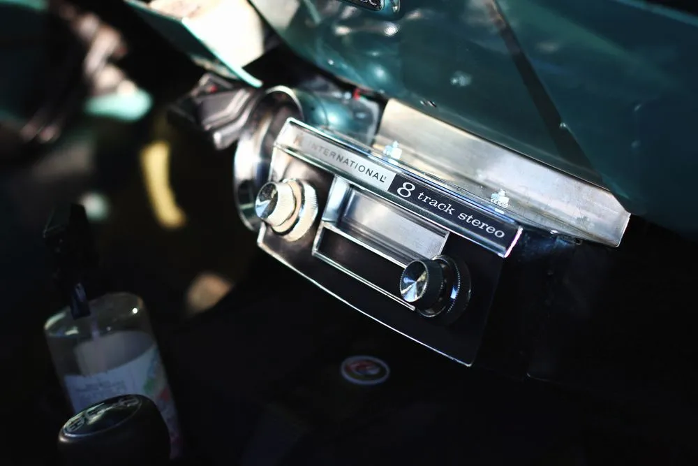 Một máy nghe nhạc 8-track cổ điển tại một triển lãm xe hơi cổ