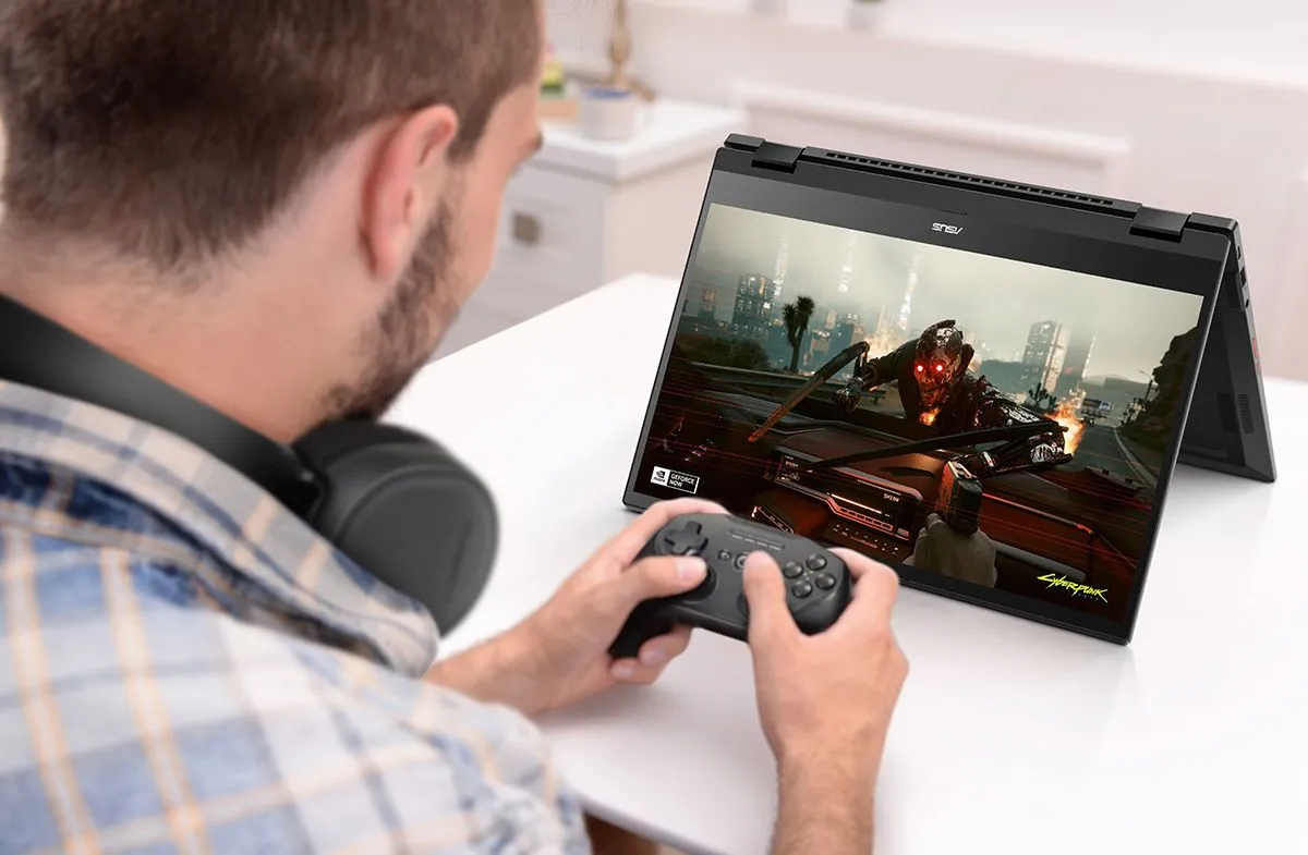 một người chơi game trên ASUS Chromebook Flip CX5 ở chế độ lều