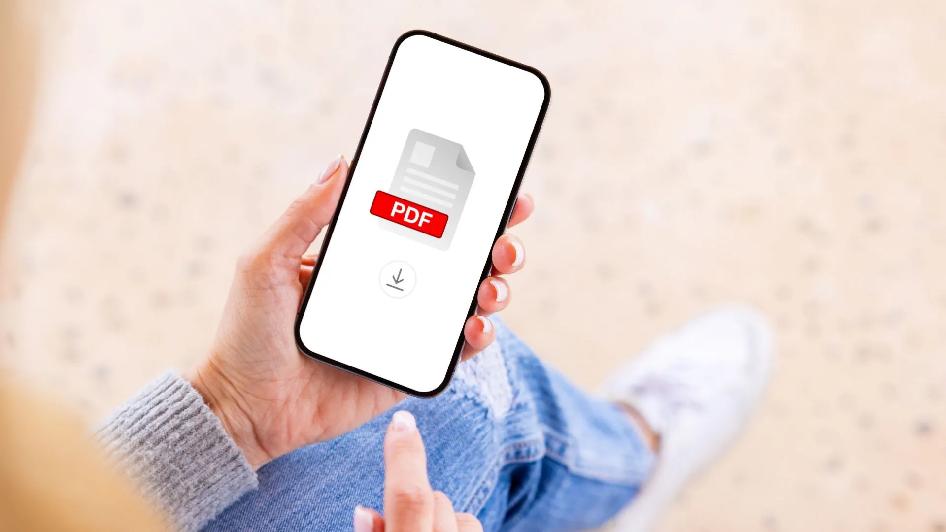 Người dùng đang cầm điện thoại di động với biểu tượng file PDF trên màn hình, minh họa khó khăn khi đọc PDF trên thiết bị cầm tay.