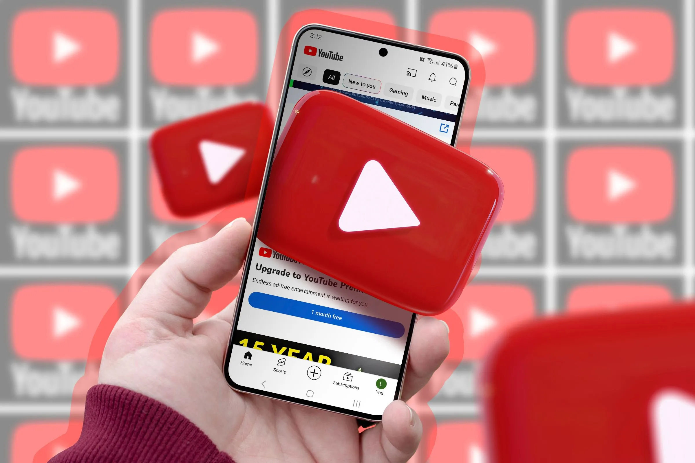 Người dùng tương tác với ứng dụng YouTube trên điện thoại, thể hiện tính năng bỏ phiếu bài hát mới trong playlist chia sẻ.
