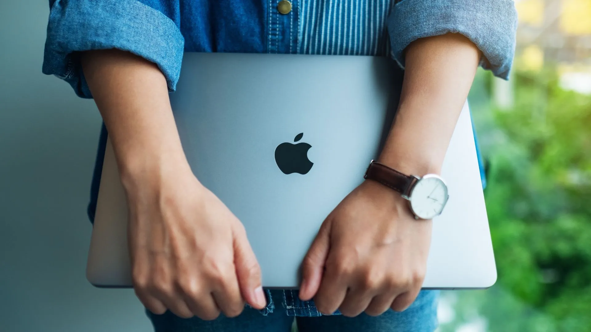 Người phụ nữ đang mở laptop MacBook Pro, biểu tượng cho việc VirtualBox hỗ trợ chip Apple Silicon