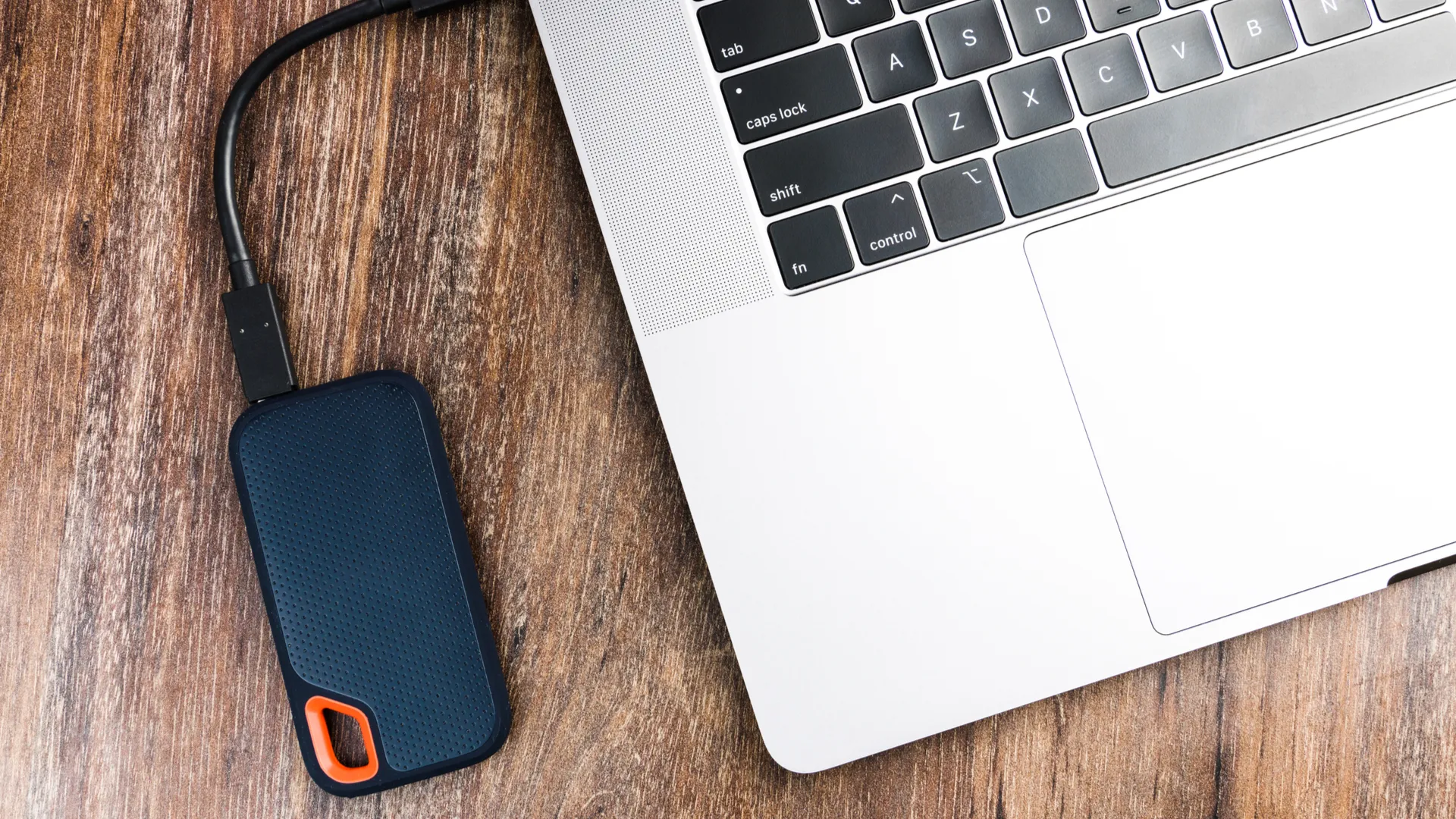 Ổ cứng SSD gắn ngoài kết nối với máy tính, giải pháp lưu trữ và sao lưu dữ liệu hiệu quả.